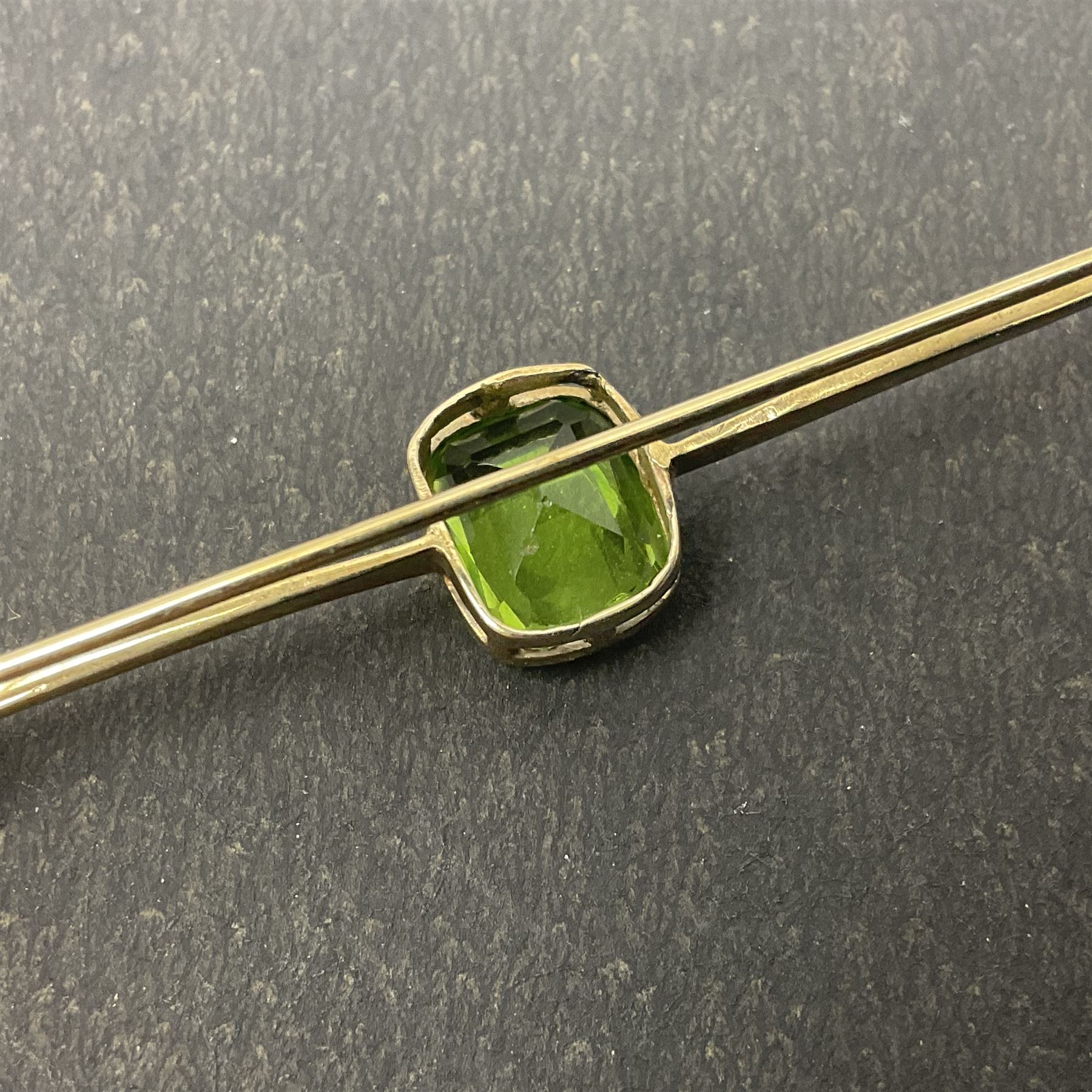 9ct gold bar brooch set with green stone - Image 7 of 9