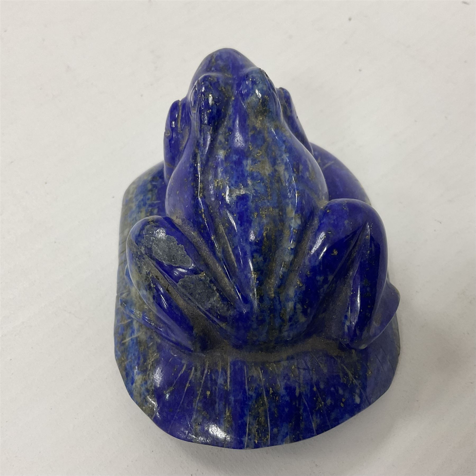 Carved Lapis lazuli carved figure of a frog on a lillypad - Image 2 of 4