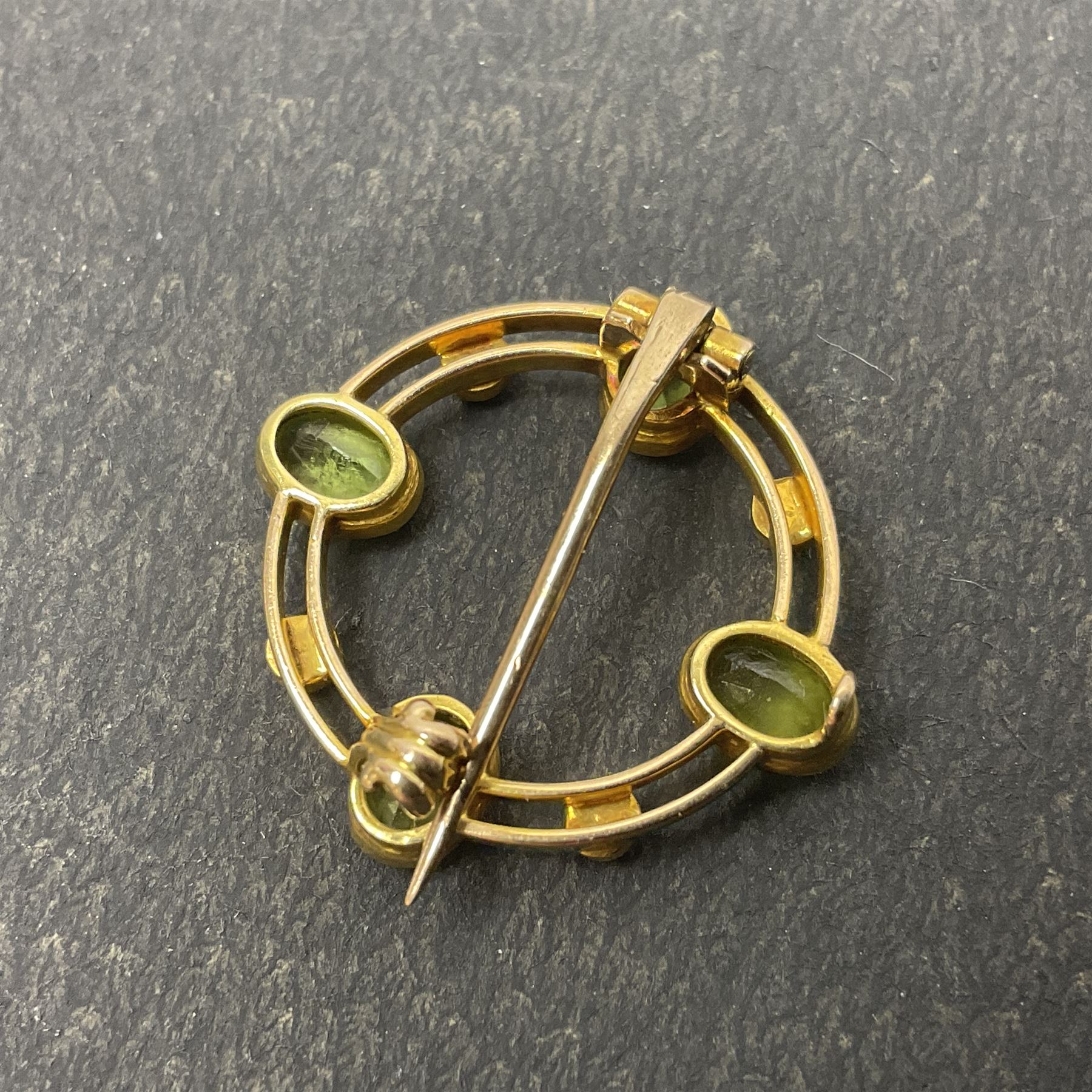 9ct gold bar brooch set with green stone - Image 2 of 9