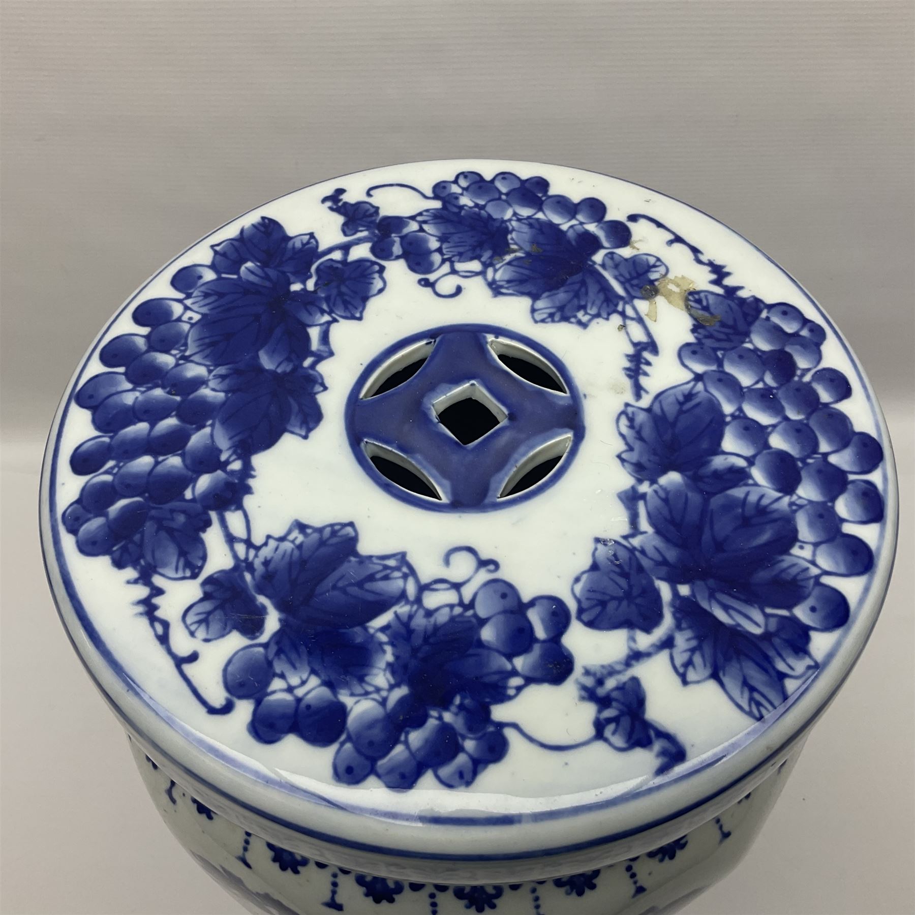 Oriental style blue and white ceramic garden seat - Image 2 of 10