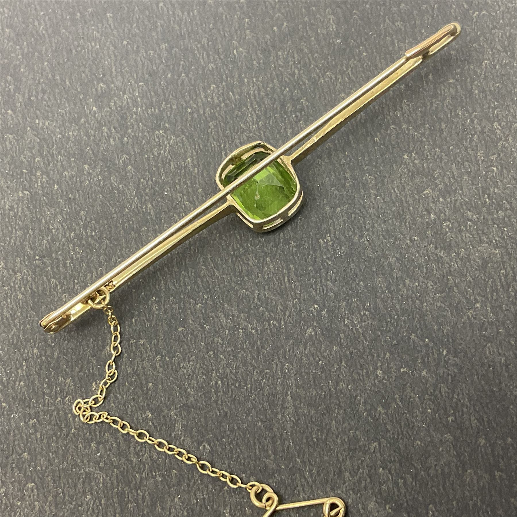 9ct gold bar brooch set with green stone - Image 8 of 9