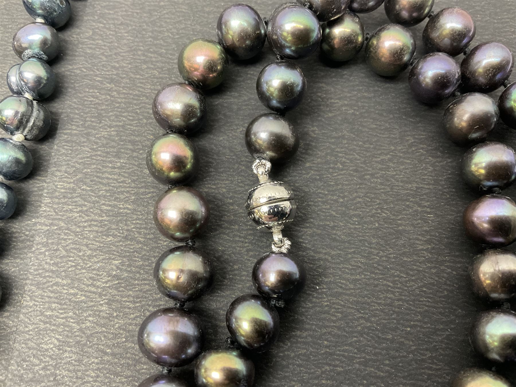 Four fresh water pearl necklaces - Image 13 of 77
