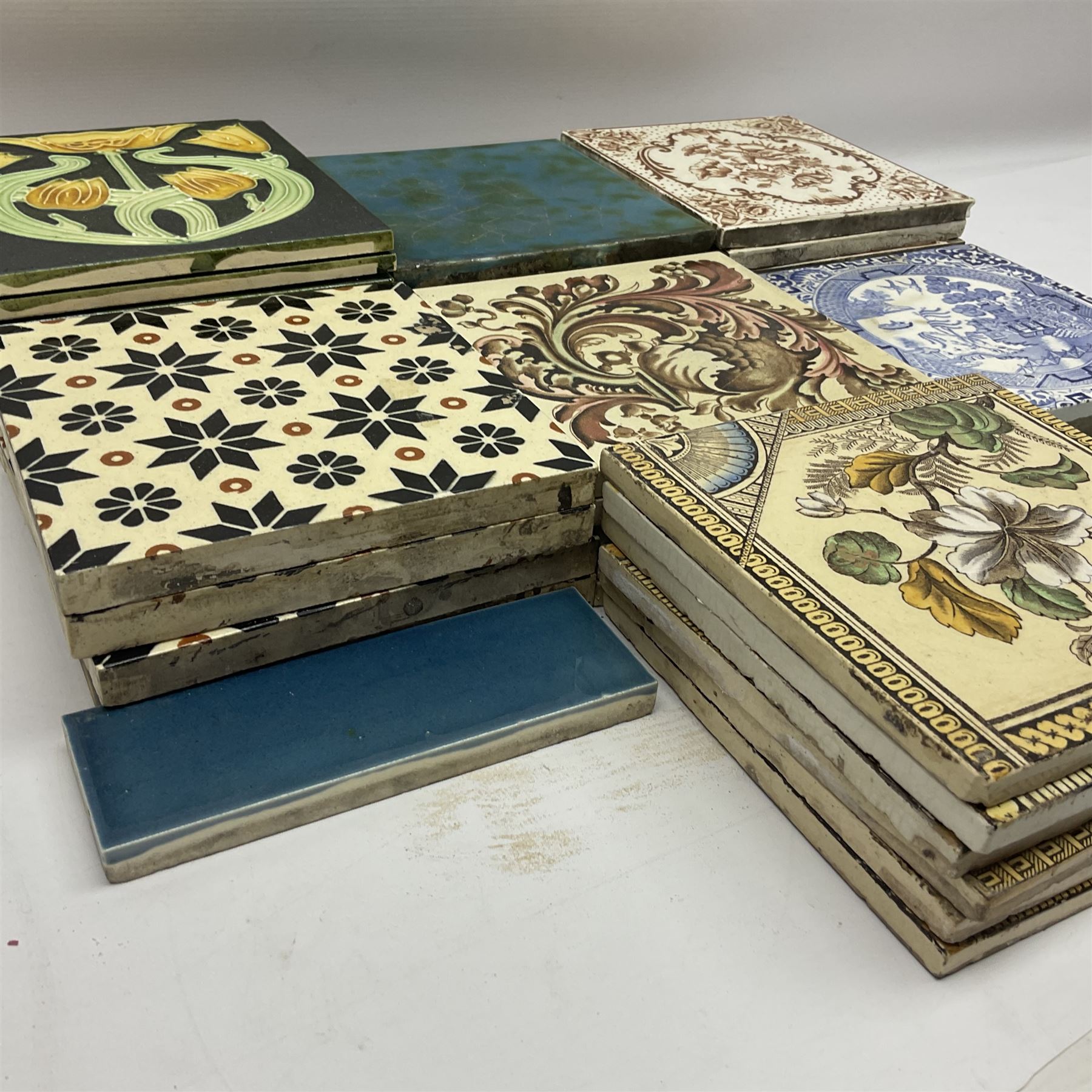 Collection of Victorian and later tiles to include floral and tube line examples - Image 2 of 6