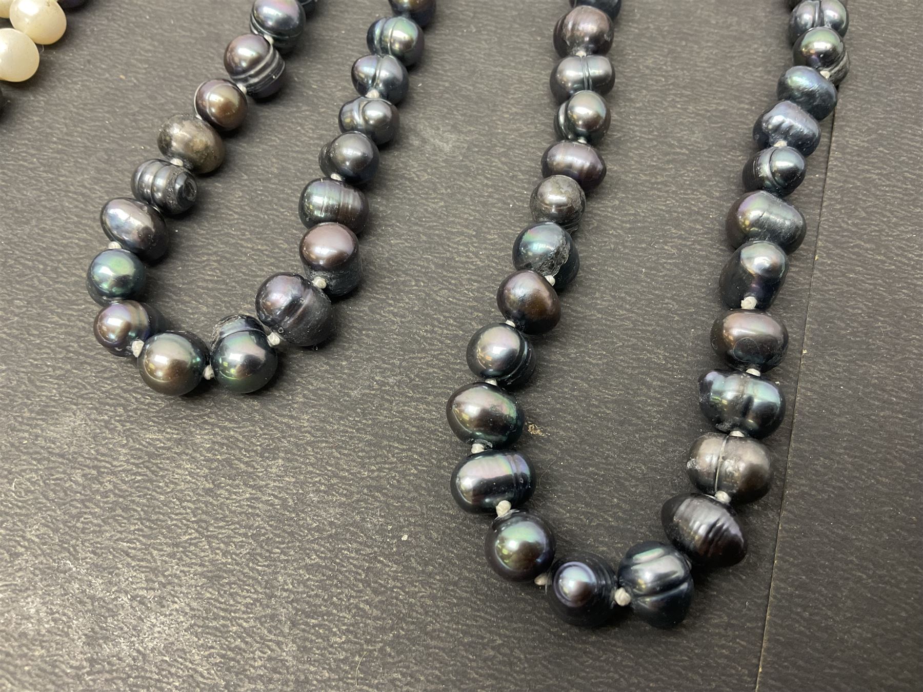 Four fresh water pearl necklaces - Image 32 of 77