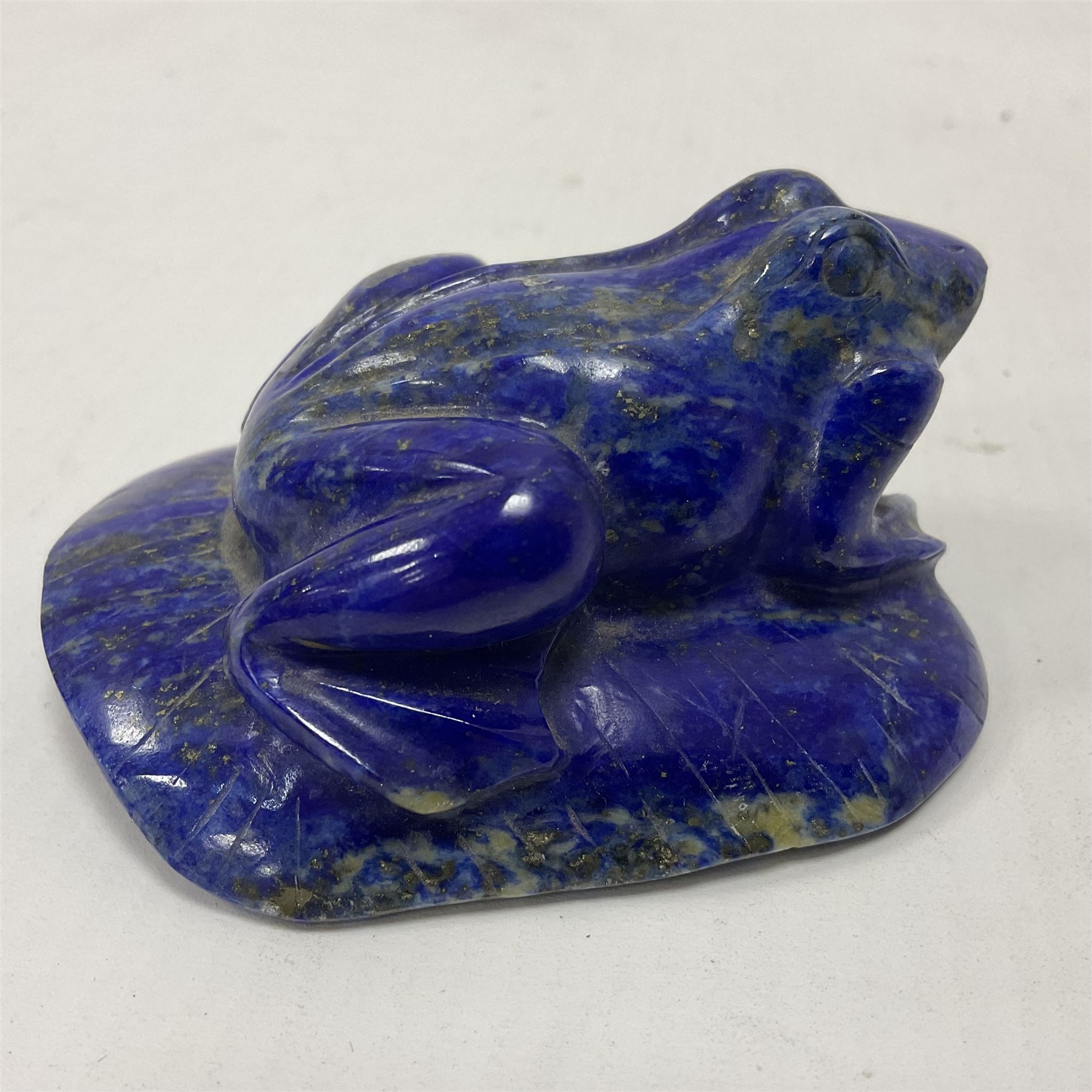 Carved Lapis lazuli carved figure of a frog on a lillypad - Image 3 of 4