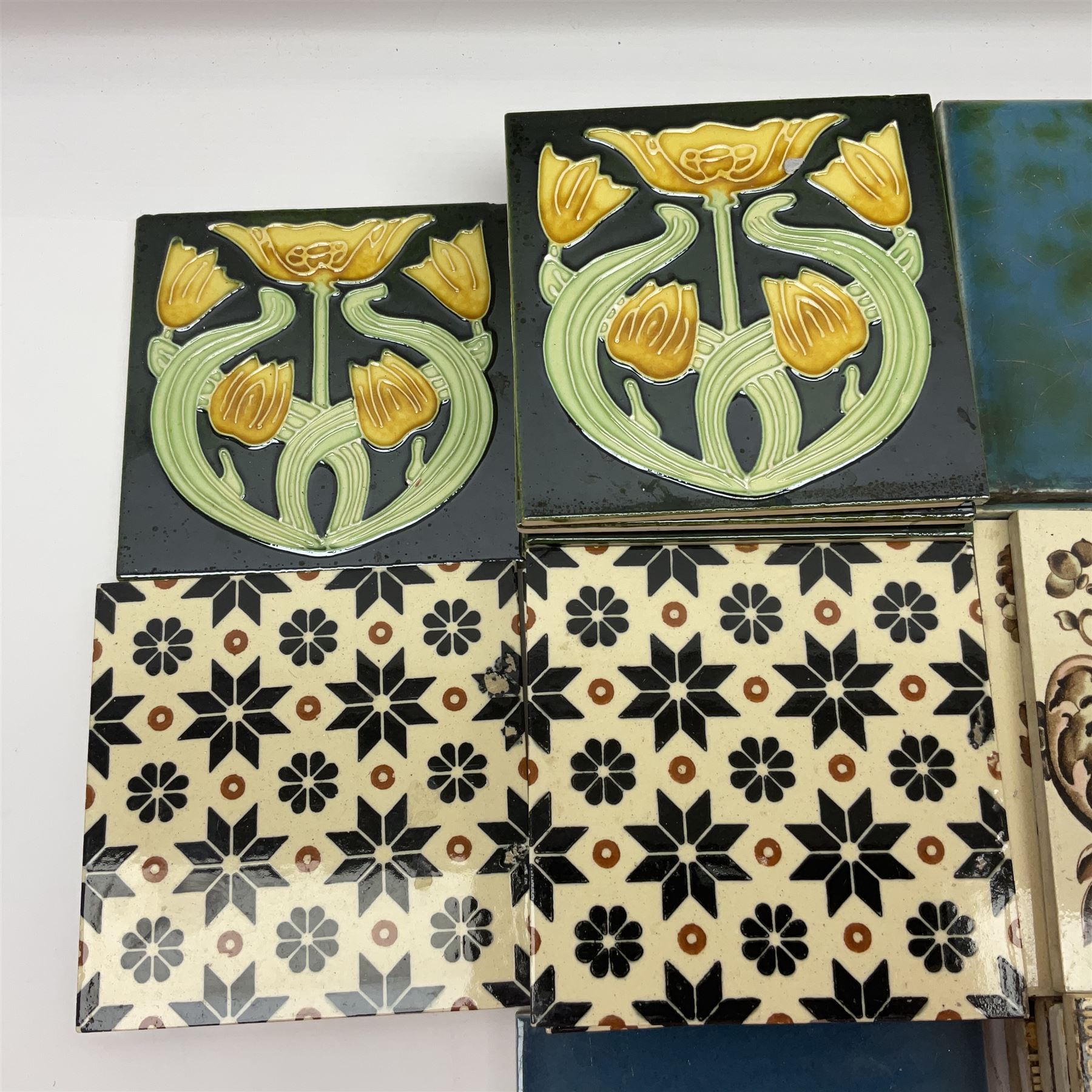 Collection of Victorian and later tiles to include floral and tube line examples - Image 6 of 6