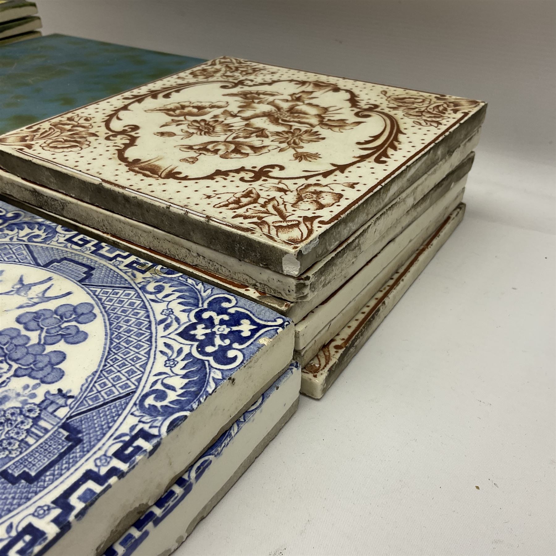 Collection of Victorian and later tiles to include floral and tube line examples - Image 4 of 6