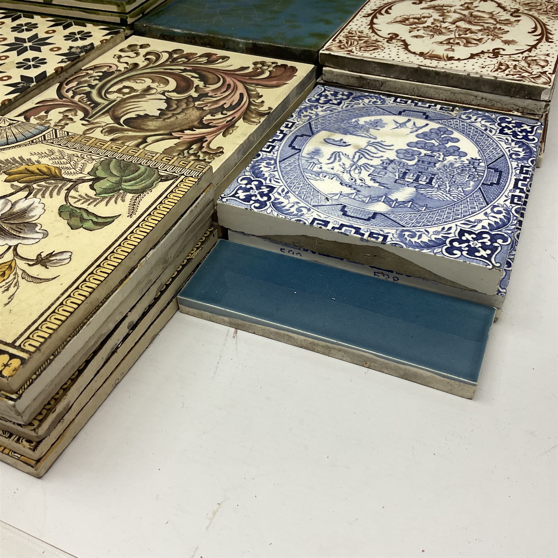 Collection of Victorian and later tiles to include floral and tube line examples - Image 3 of 6