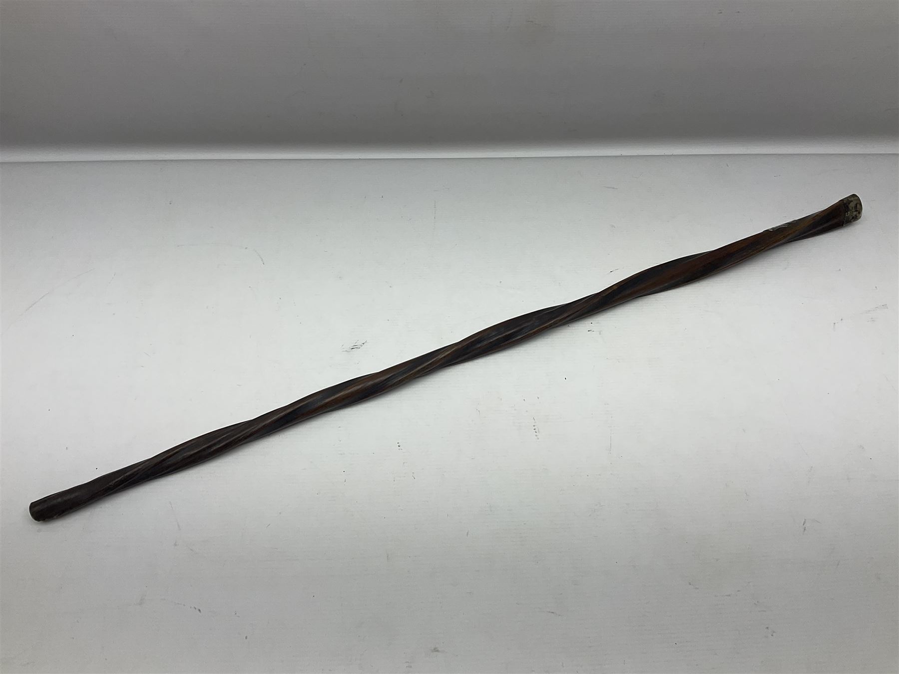 Twisted hardwood walking stick - Image 9 of 9