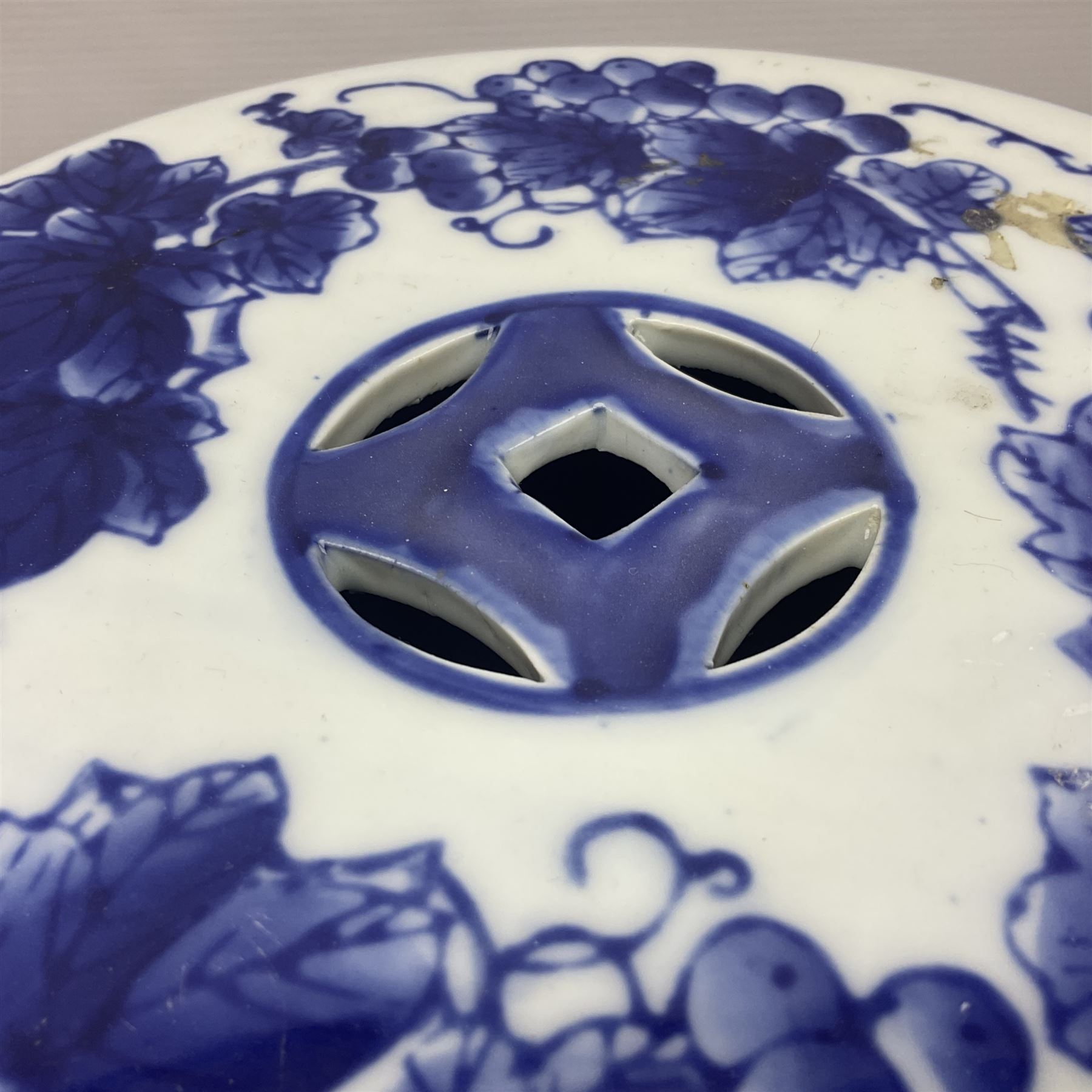 Oriental style blue and white ceramic garden seat - Image 3 of 10