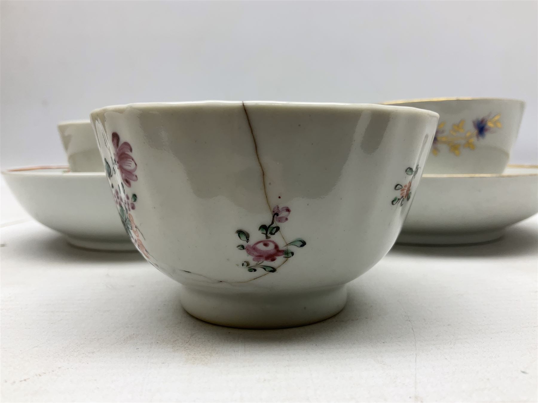 Two 18th century Newhall tea bowls and saucers - Image 2 of 19