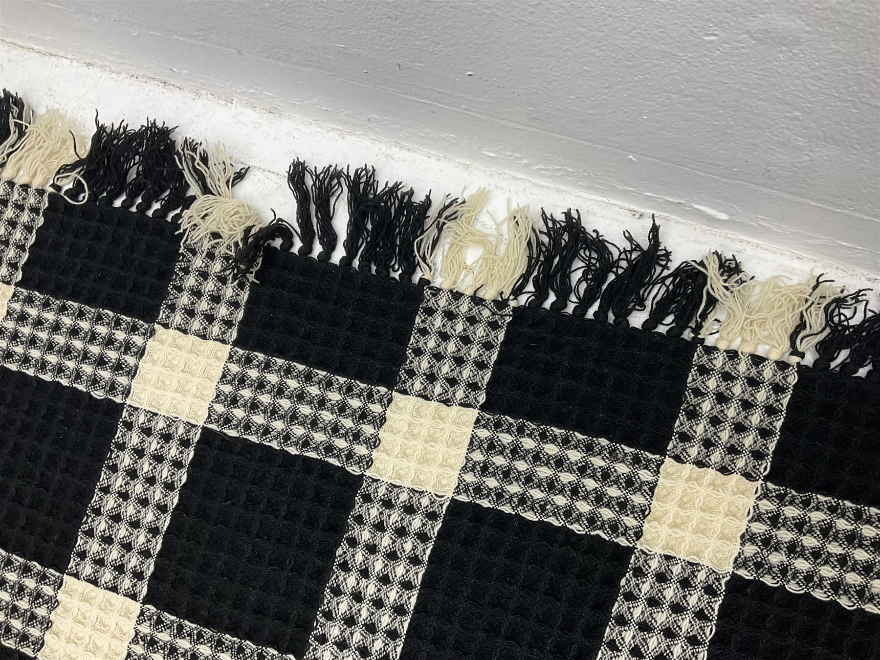 Welsh woven woollen honeycomb bedspread - Image 4 of 9