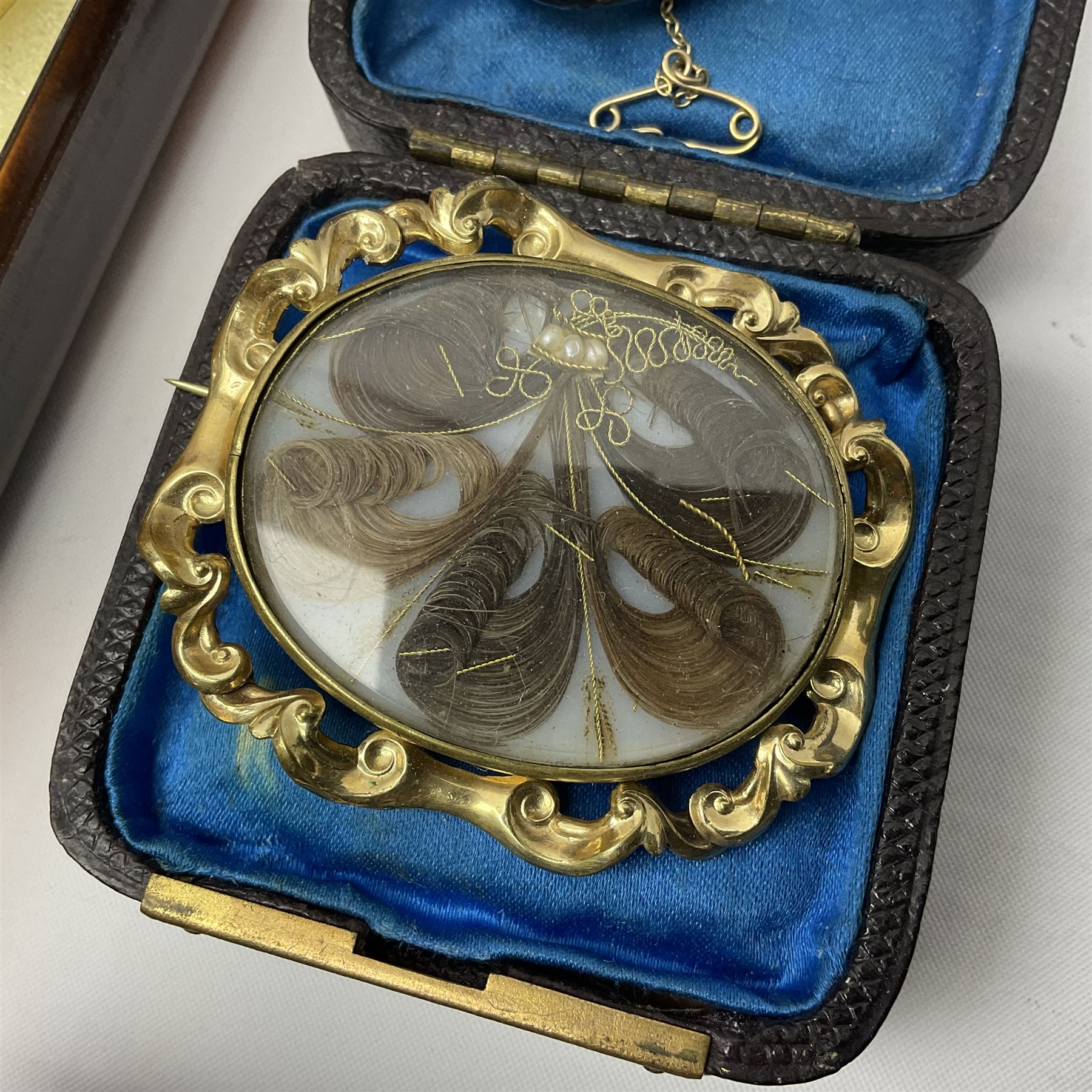 Two 9ct gold cased ladies wristwatches on gilt metal straps - Image 4 of 16