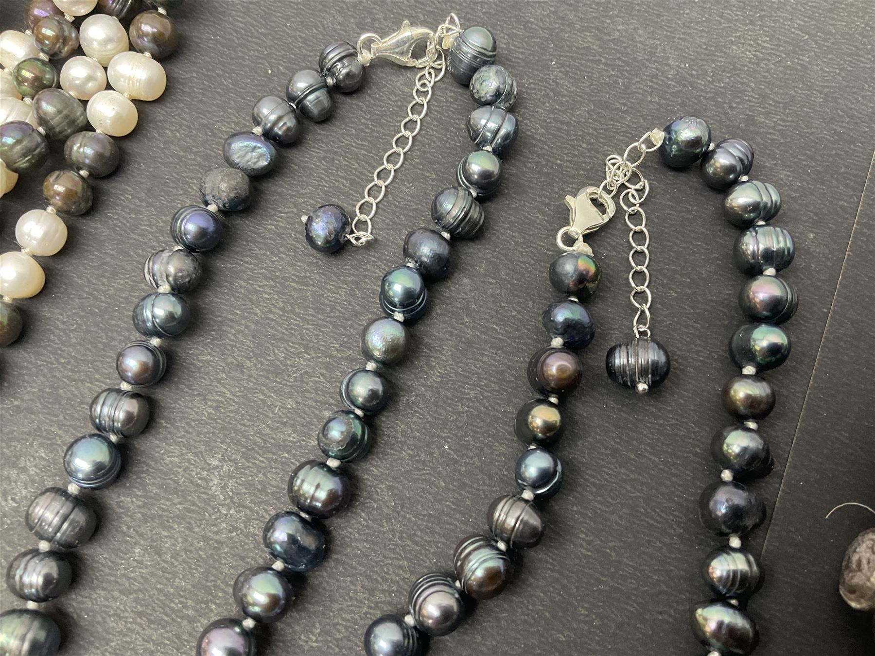 Four fresh water pearl necklaces - Image 19 of 77