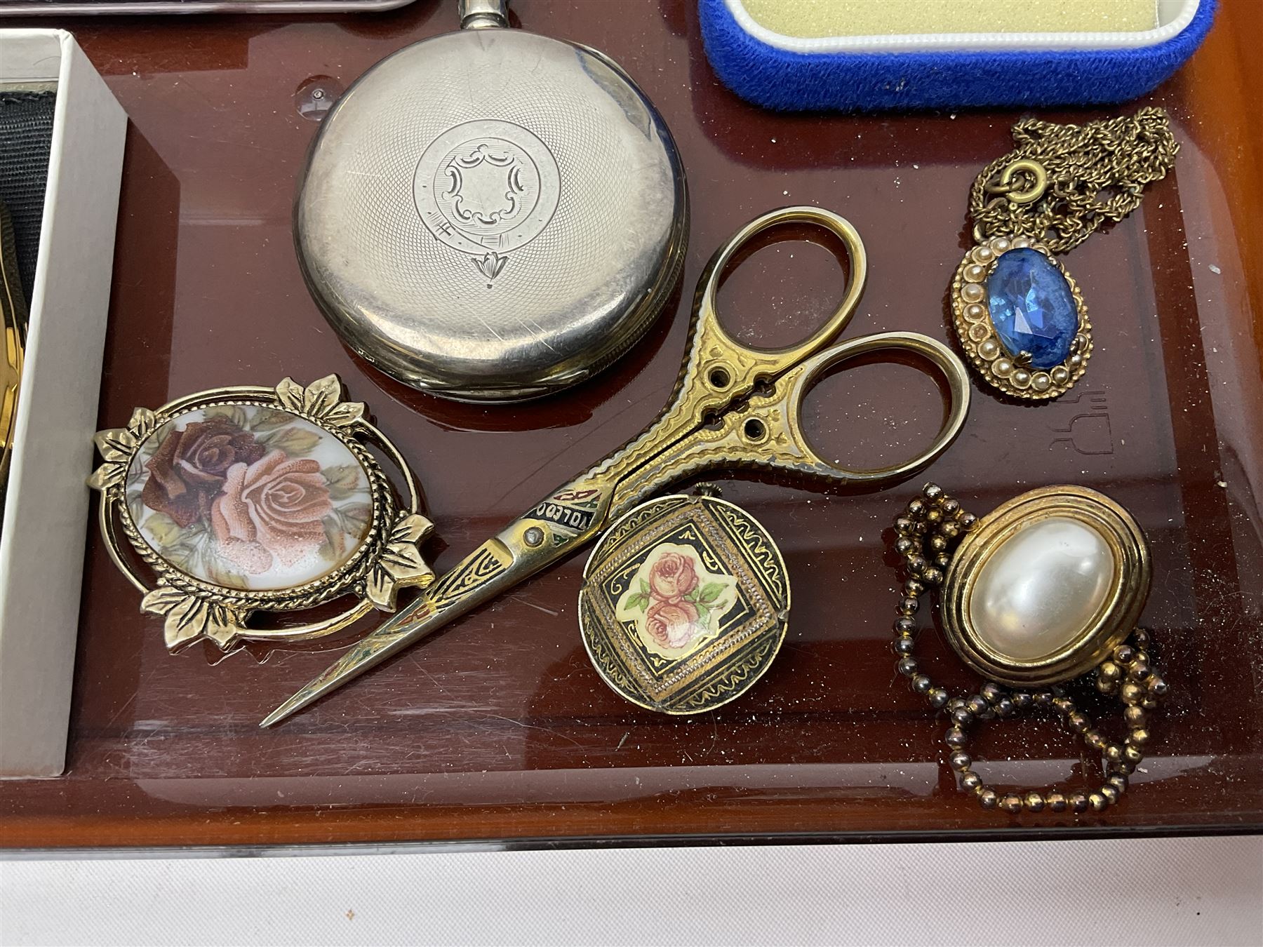 Two 9ct gold cased ladies wristwatches on gilt metal straps - Image 15 of 16