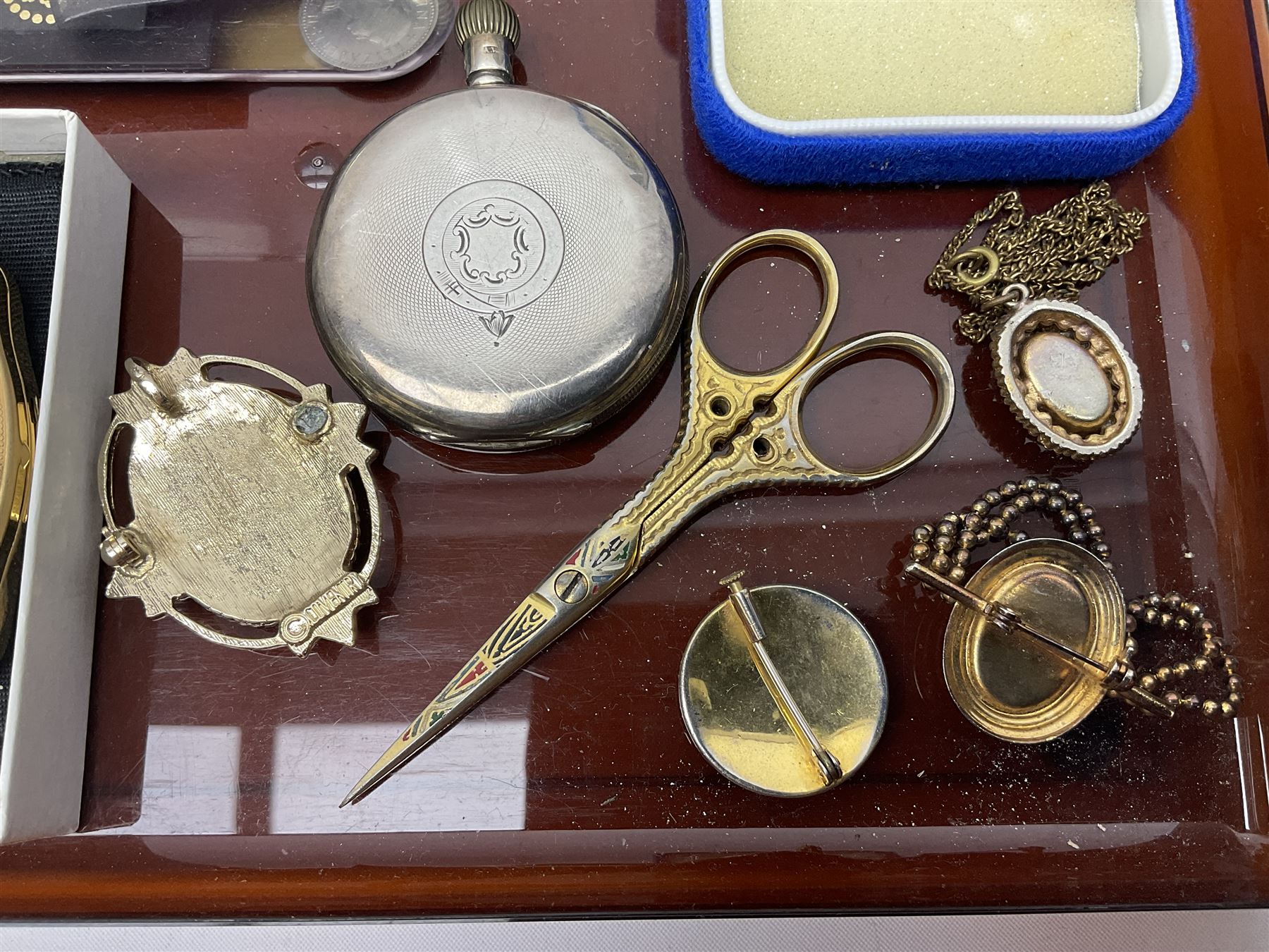 Two 9ct gold cased ladies wristwatches on gilt metal straps - Image 16 of 16