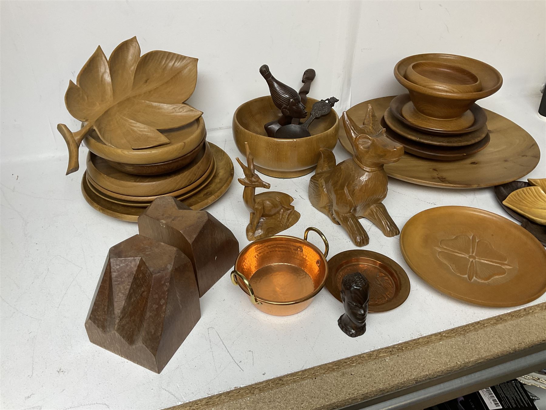 Collection of carved wooden items - Image 2 of 2