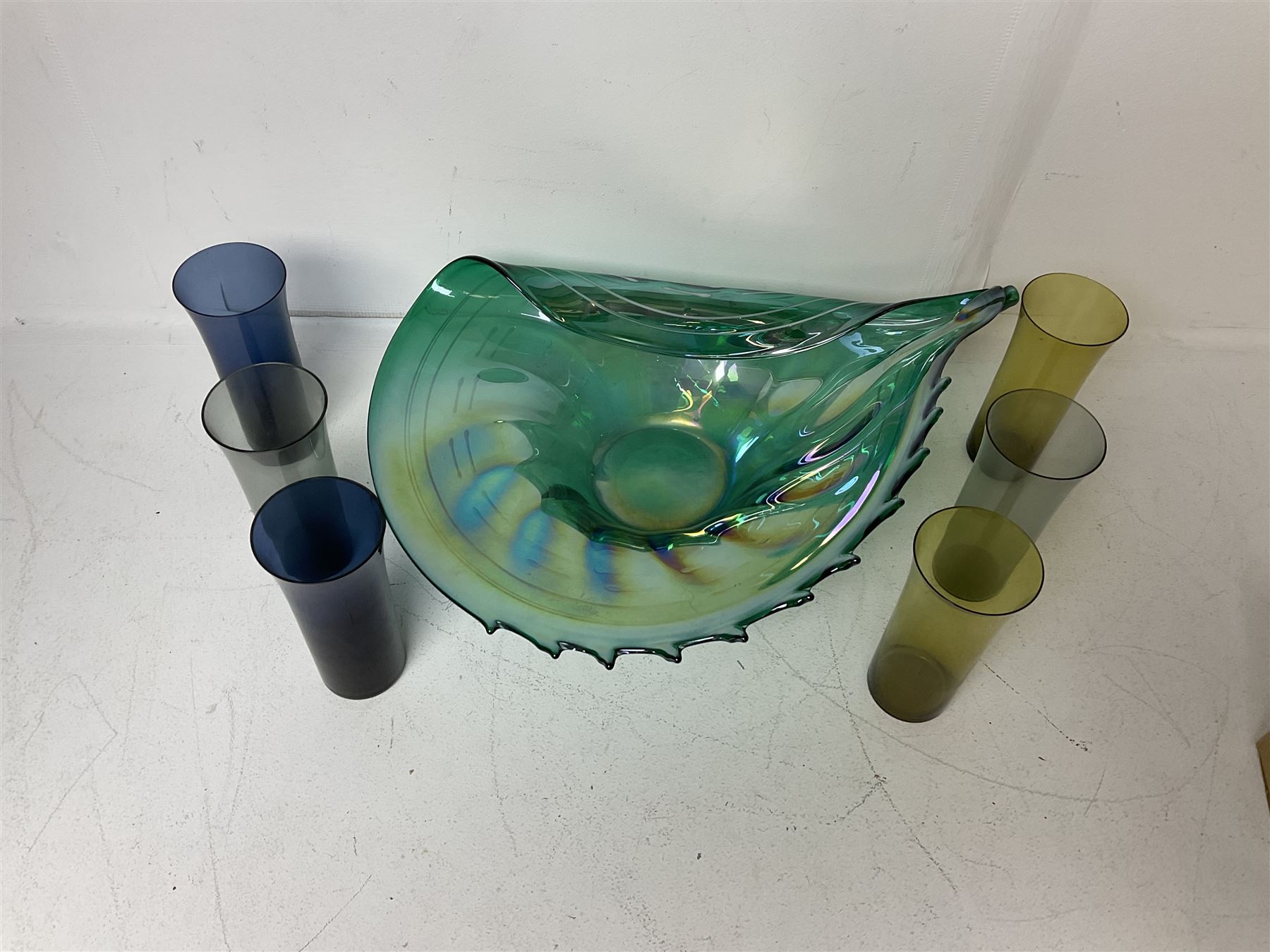 Large green studio glass conch shell bowl - Image 4 of 4