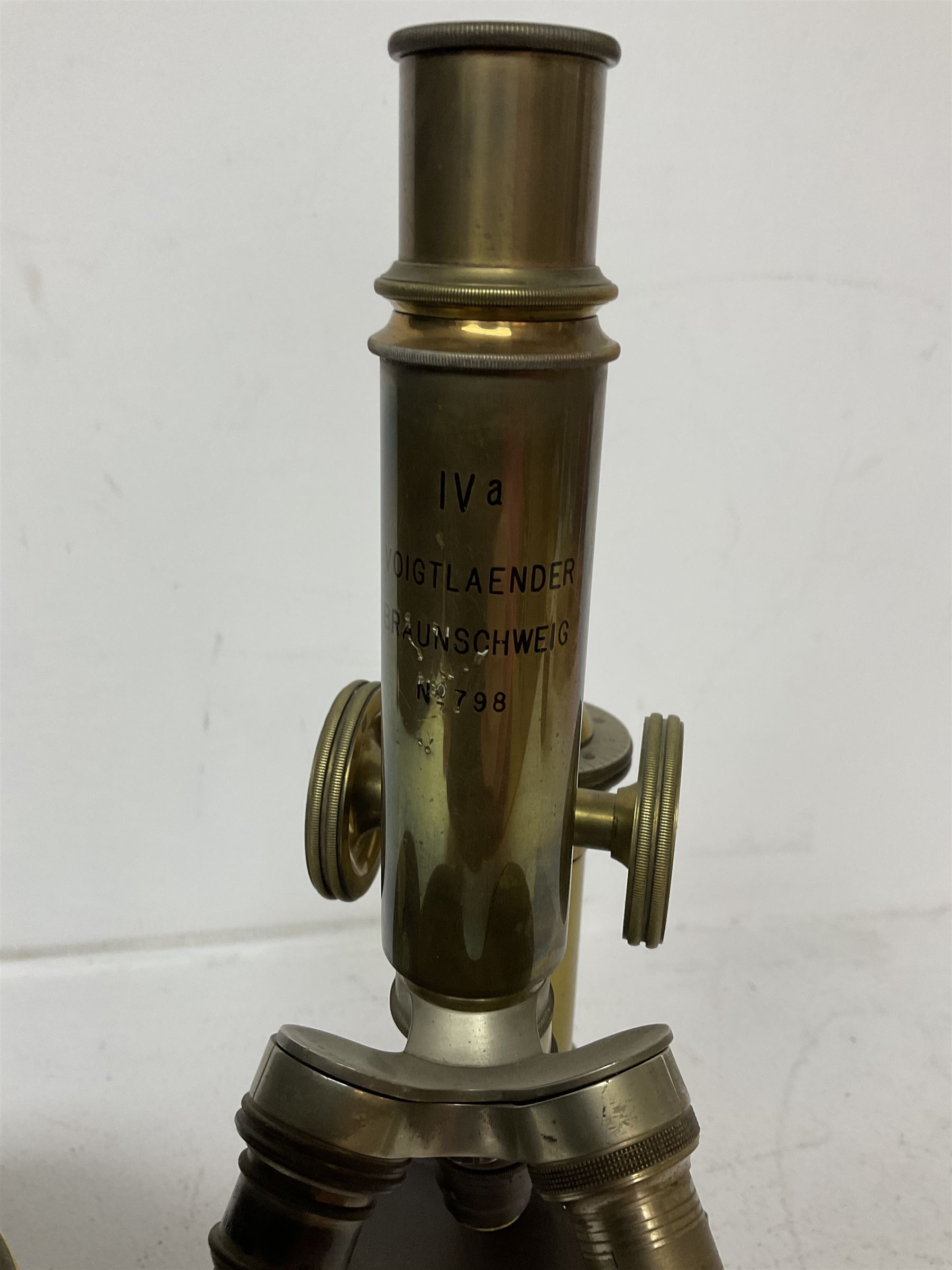 Early 20th century lacquered brass microscope stamped 'VOIGTLAENDER BRAUNSCHWEIG no 798' and Sestrel - Image 3 of 4