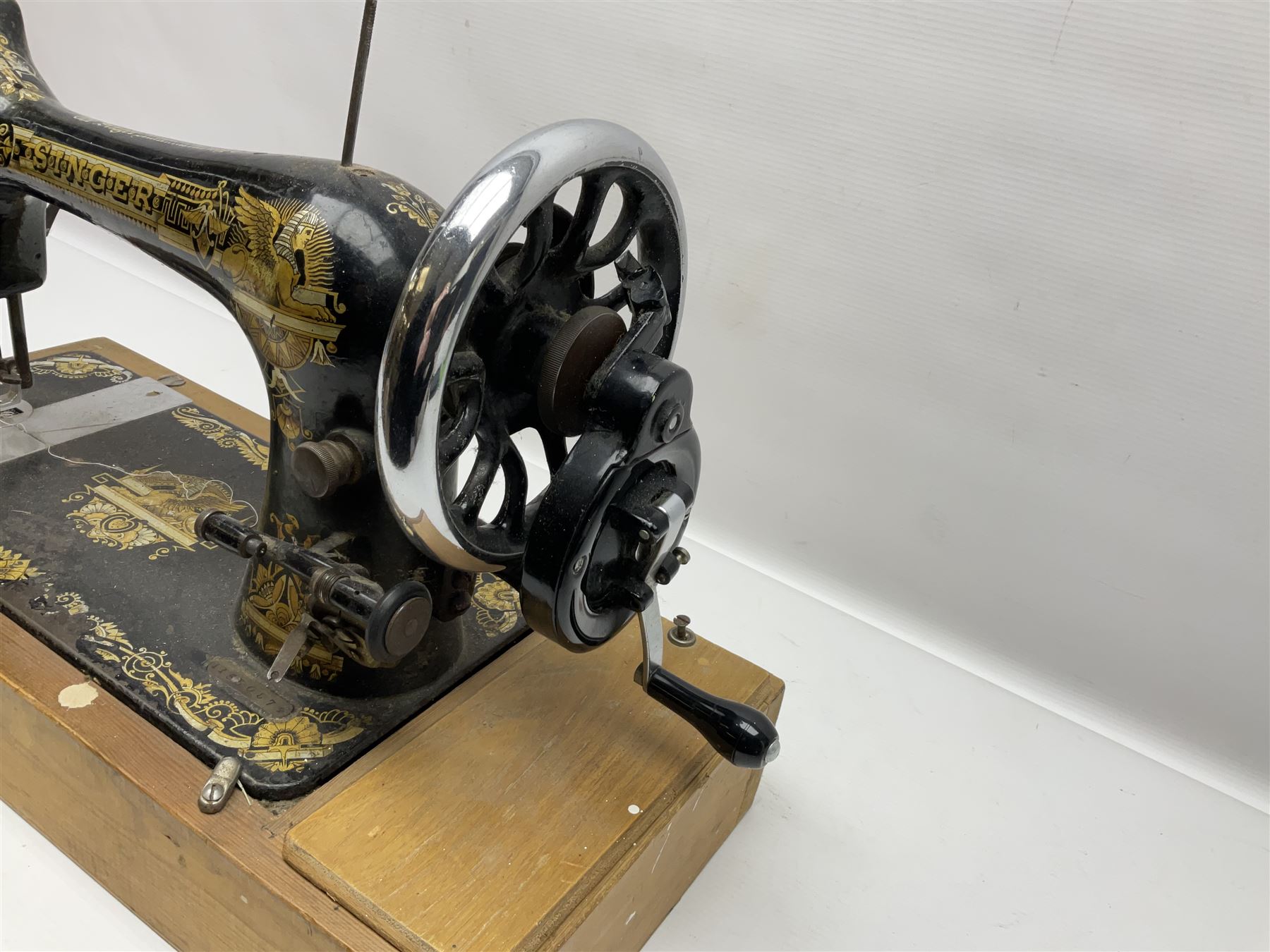 Singer sewing machine - Image 4 of 4