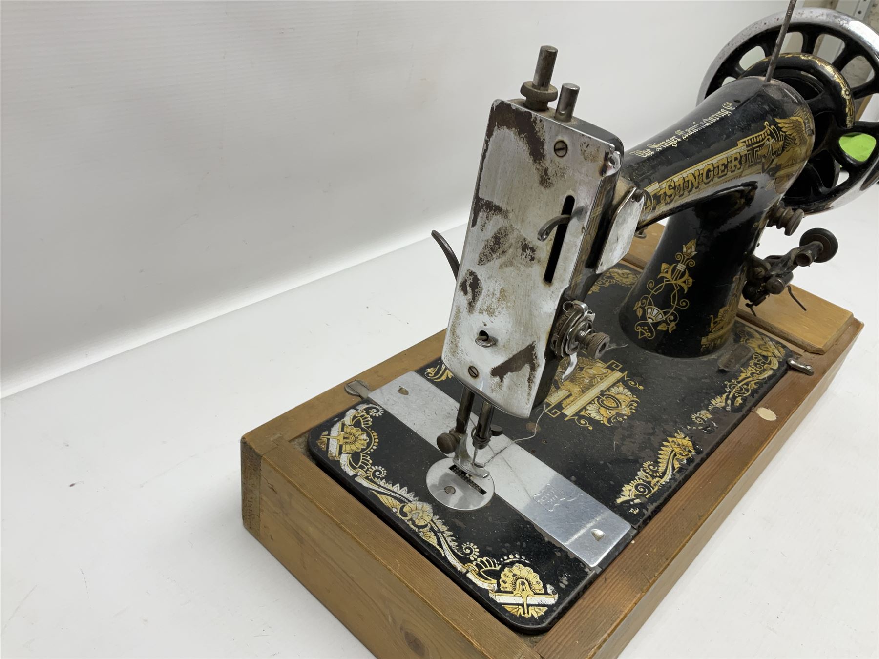 Singer sewing machine - Image 2 of 4