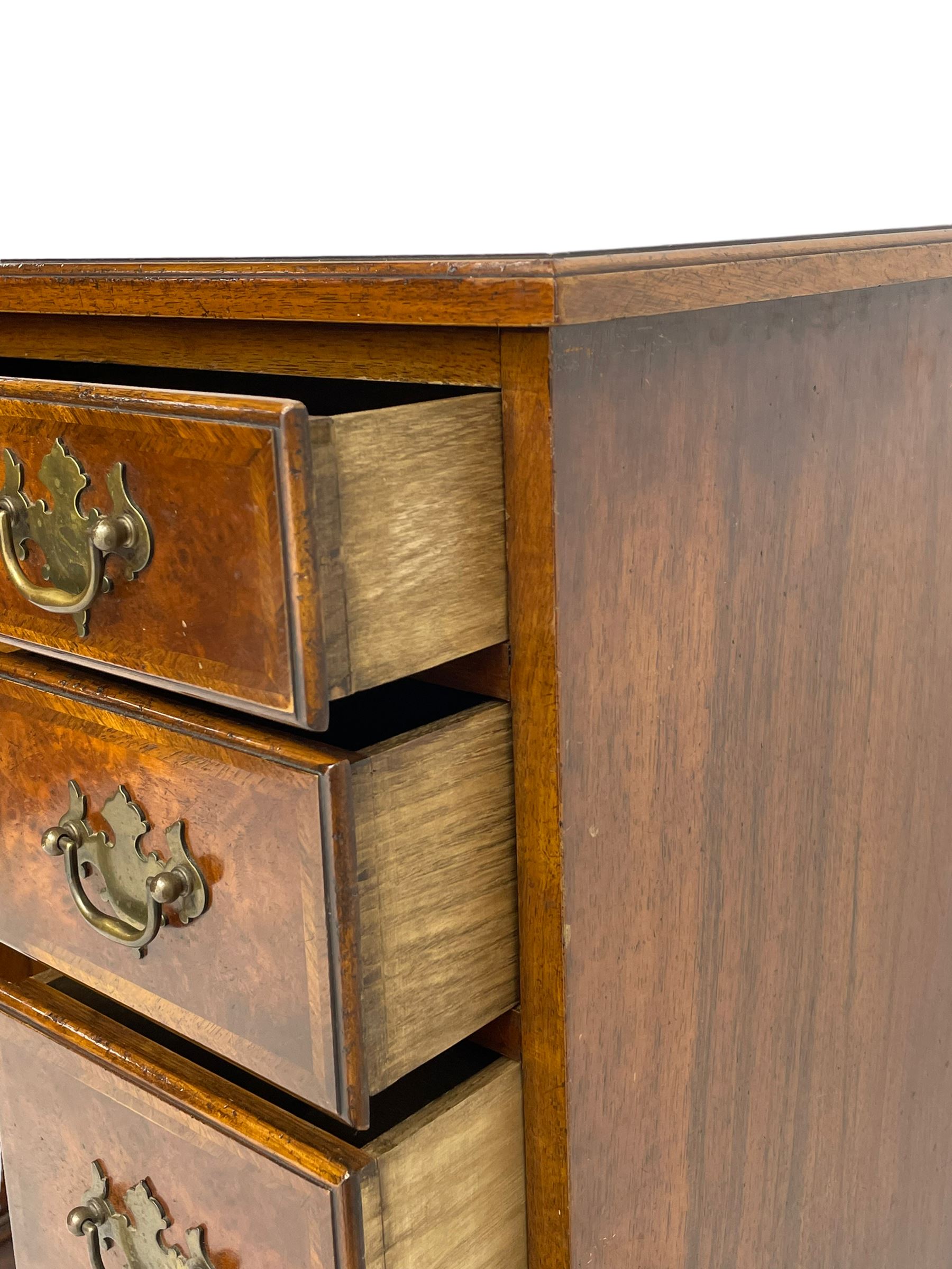 Georgian design figured walnut knee-hole desk - Image 8 of 9