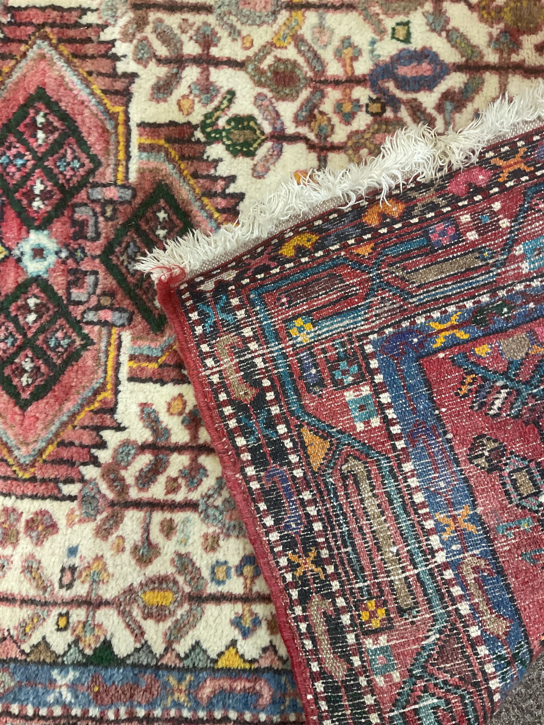 Small Persian rug - Image 6 of 6