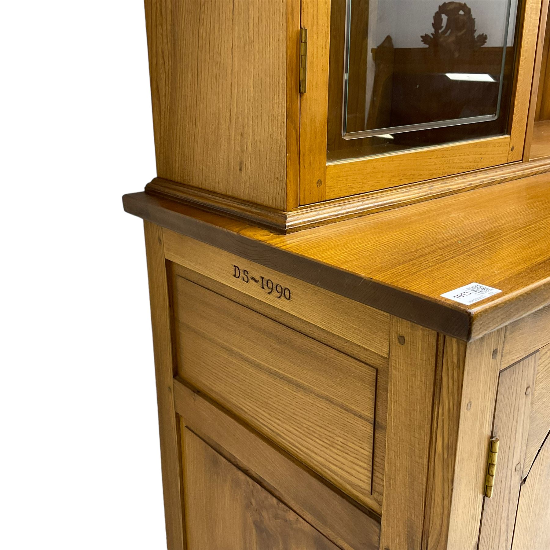 David Shackleton of Snainton - highly figured elm dresser - Image 3 of 8