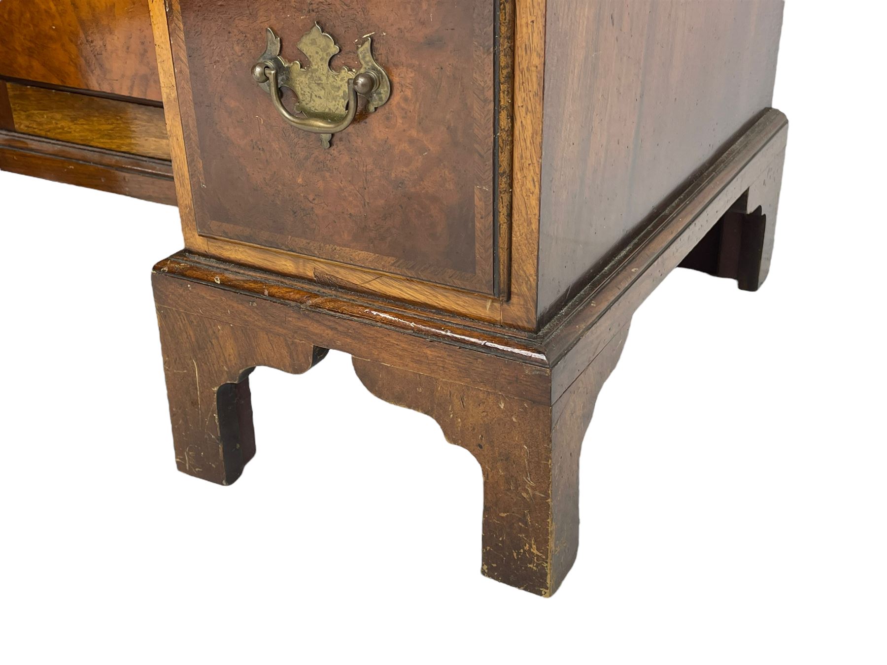 Georgian design figured walnut knee-hole desk - Image 9 of 9