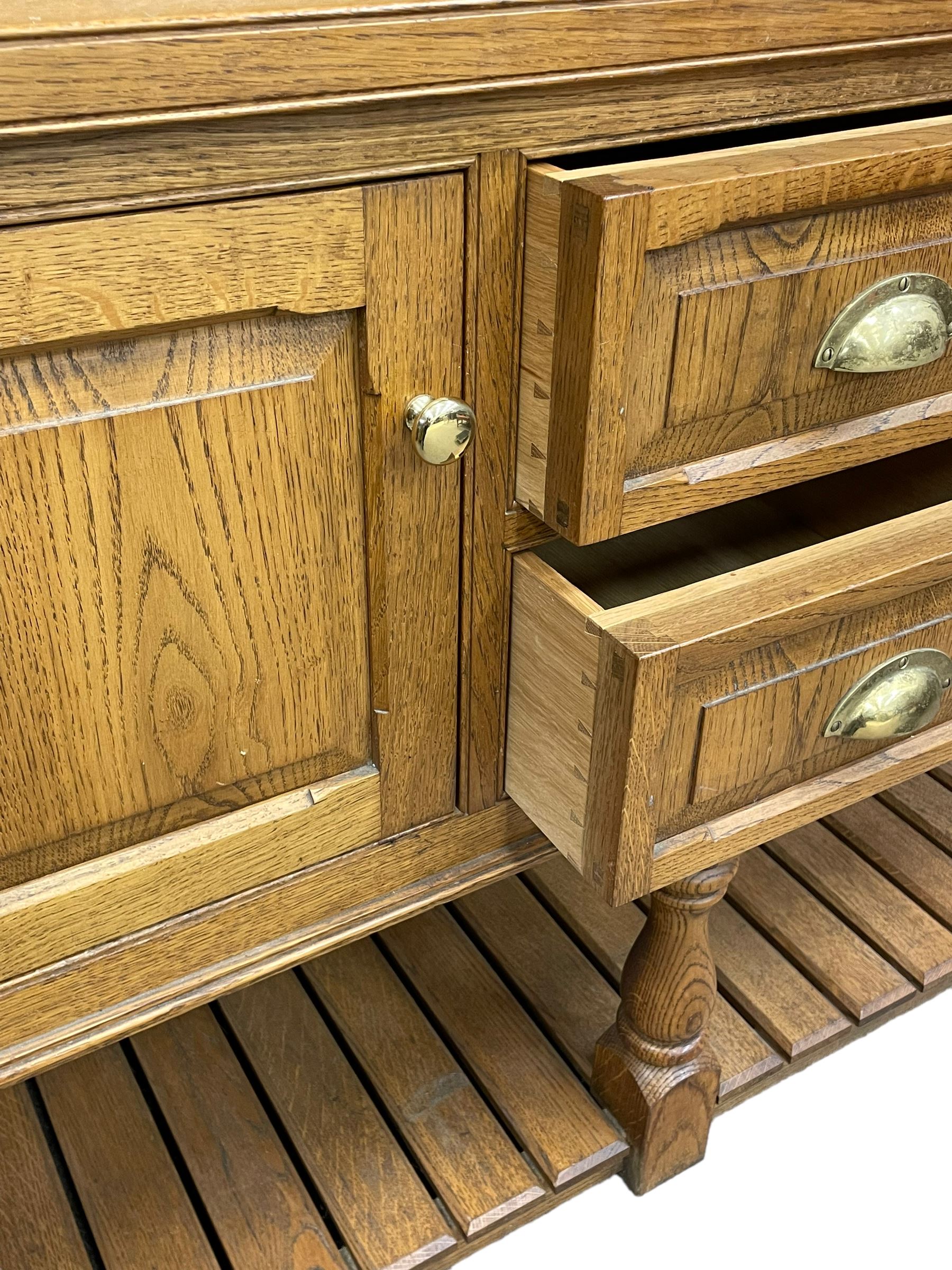 Light oak dresser - Image 4 of 7