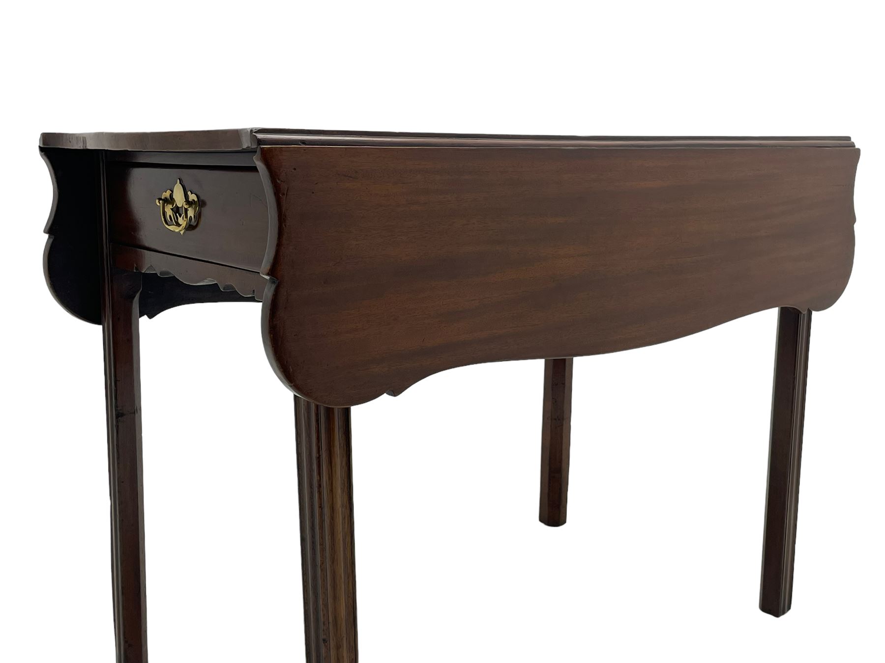 George III mahogany serpentine Pembroke table - Image 9 of 11