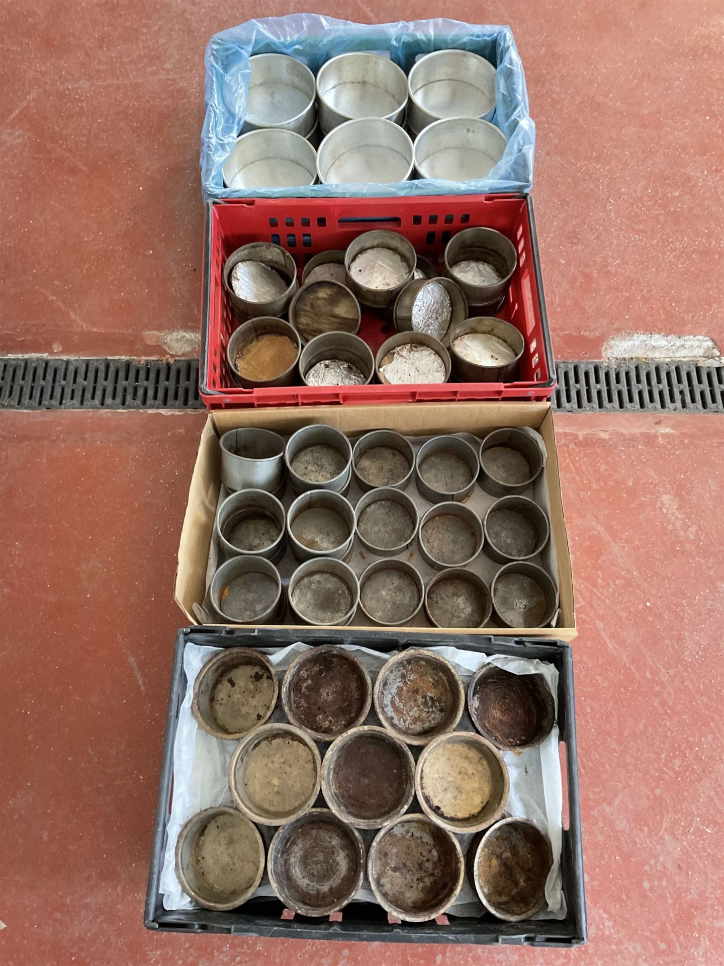 Various pie tins