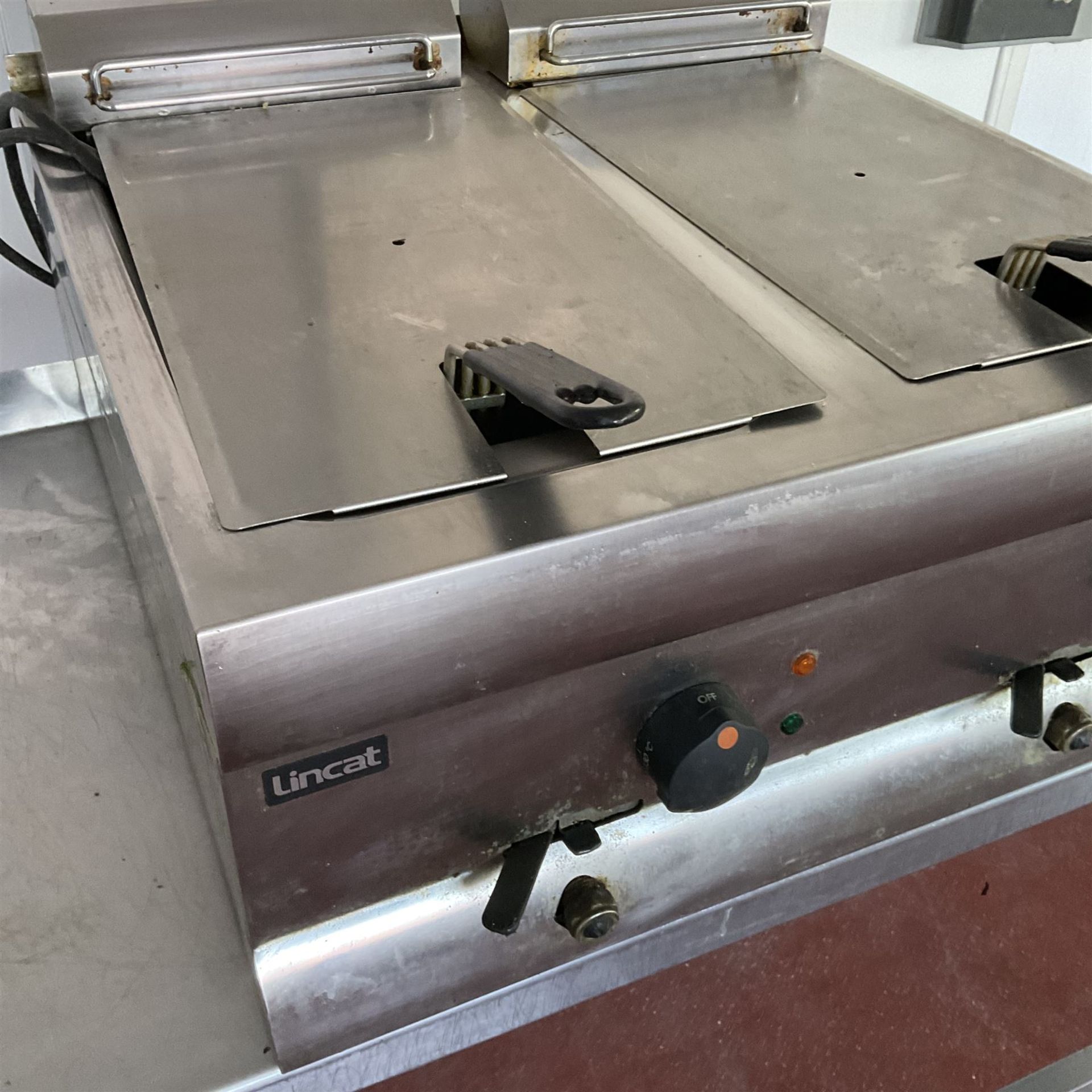 Lincat DF66 single phase electric twin fryer - THIS LOT IS TO BE COLLECTED BY APPOINTMENT FROM DUGGL - Image 3 of 4