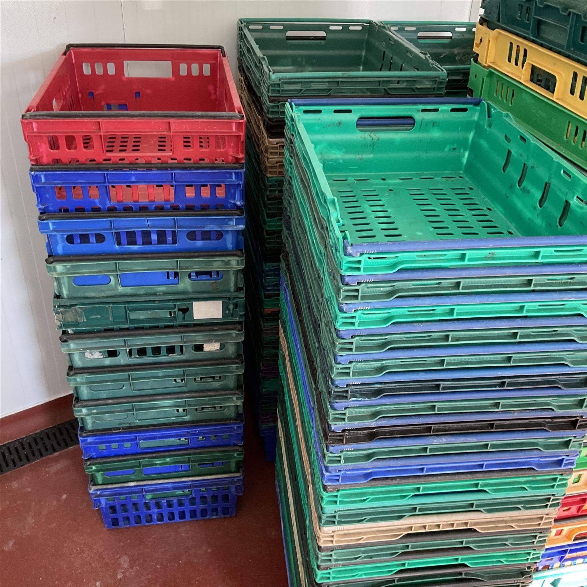 Approx. 108 Food grade plastic stacking trays - THIS LOT IS TO BE COLLECTED BY APPOINTMENT FROM DUGG - Image 5 of 5