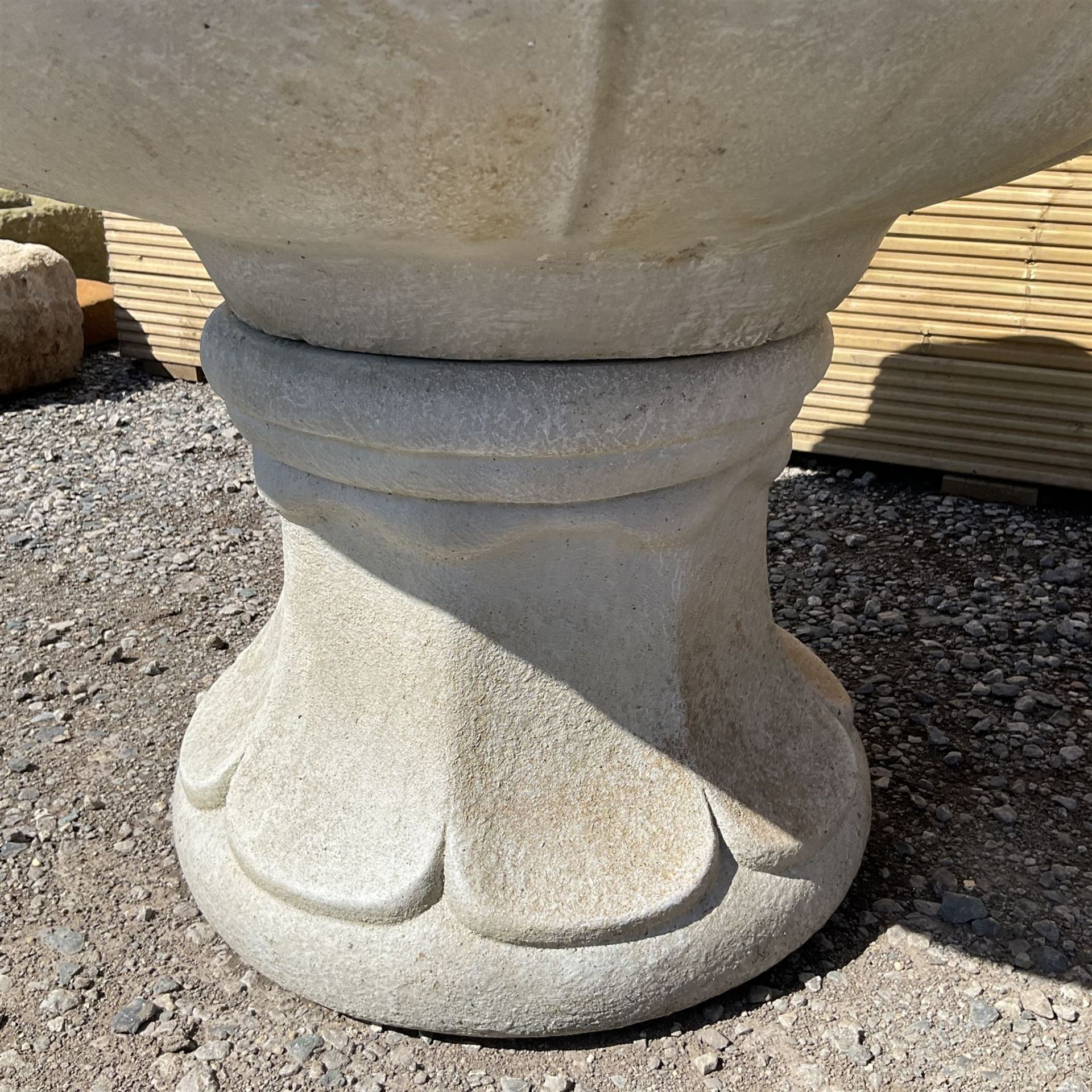 Cast stone circular garden bird bath figure - Image 3 of 4