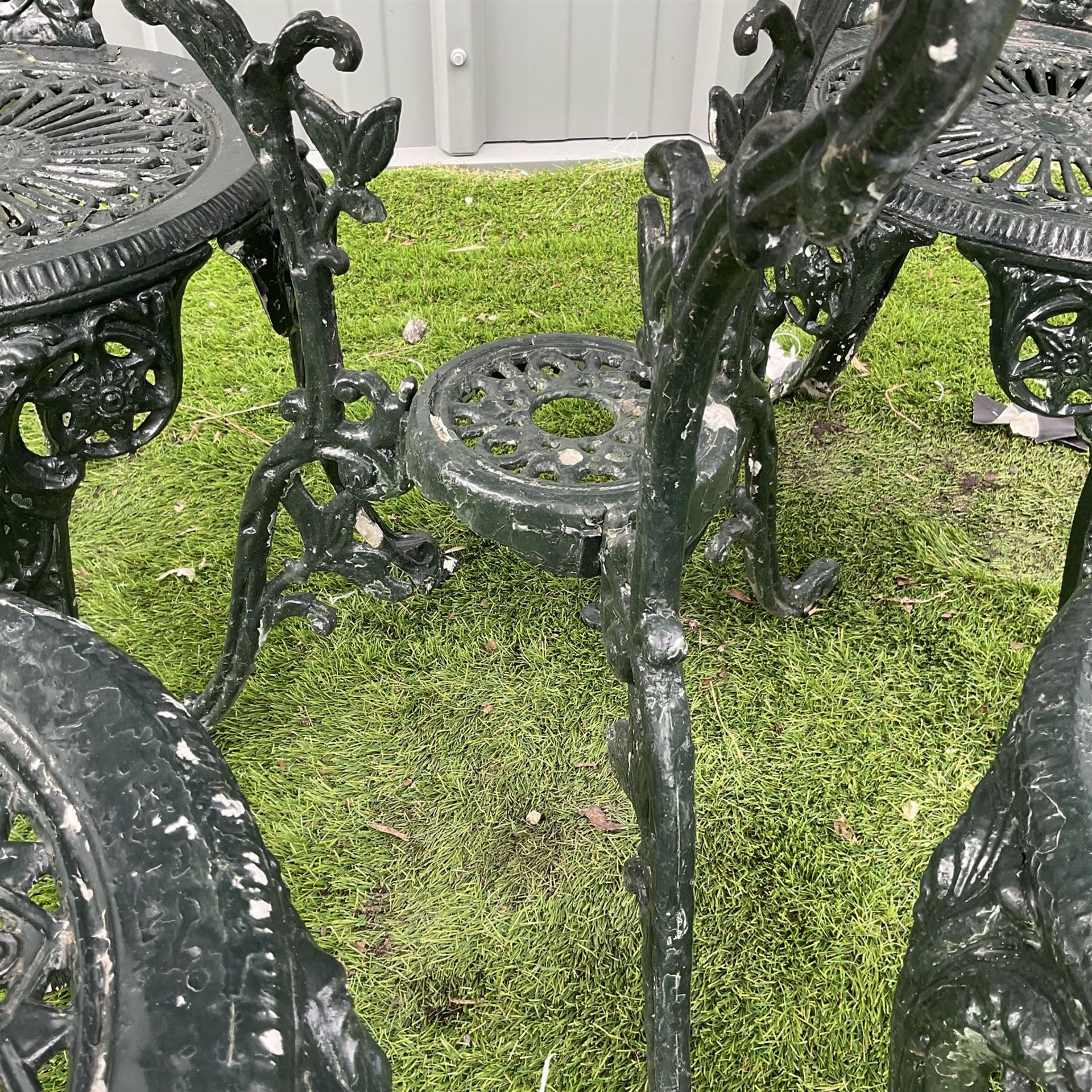 Victorian design cast aluminium circular garden table - Image 8 of 8