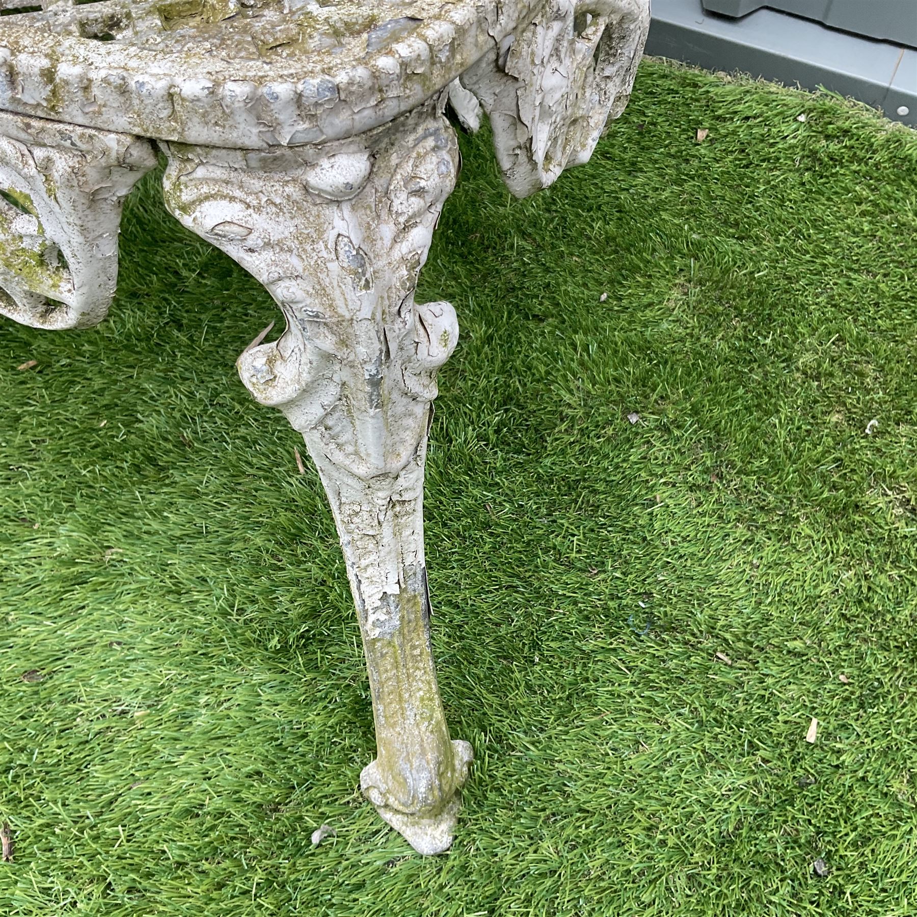 Cast aluminium thee seat garden bench painted in white - Image 4 of 5