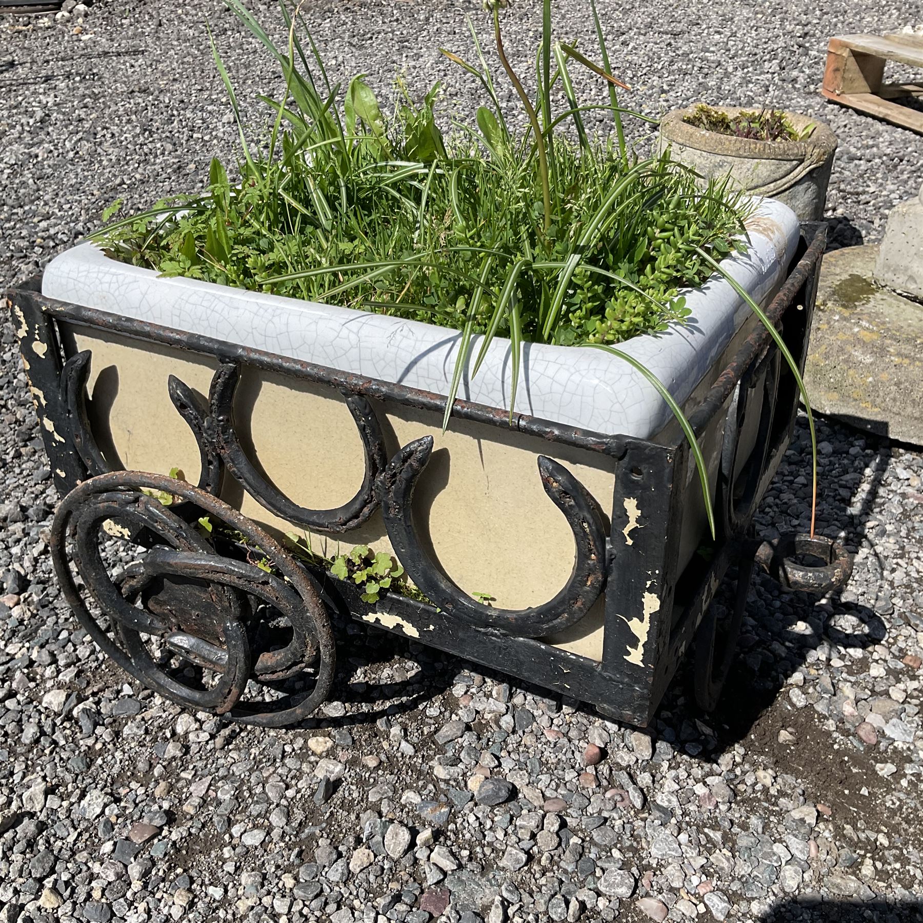 Cast stone bird bath and planters - THIS LOT IS TO BE COLLECTED BY APPOINTMENT FROM DUGGLEBY STORAG - Image 5 of 5