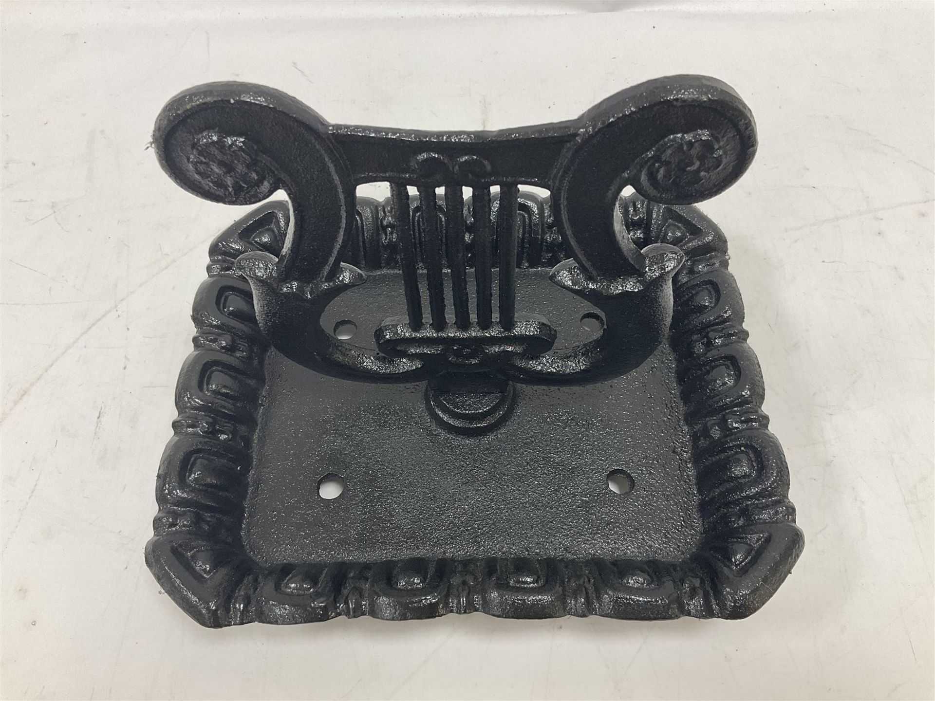 Reproduction cast iron Victorian style boot Scraper of lyre form - Image 2 of 3