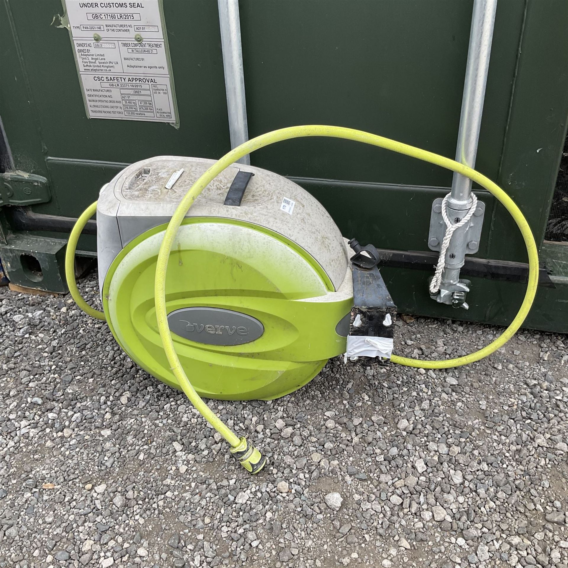 Retractable garden hose reel