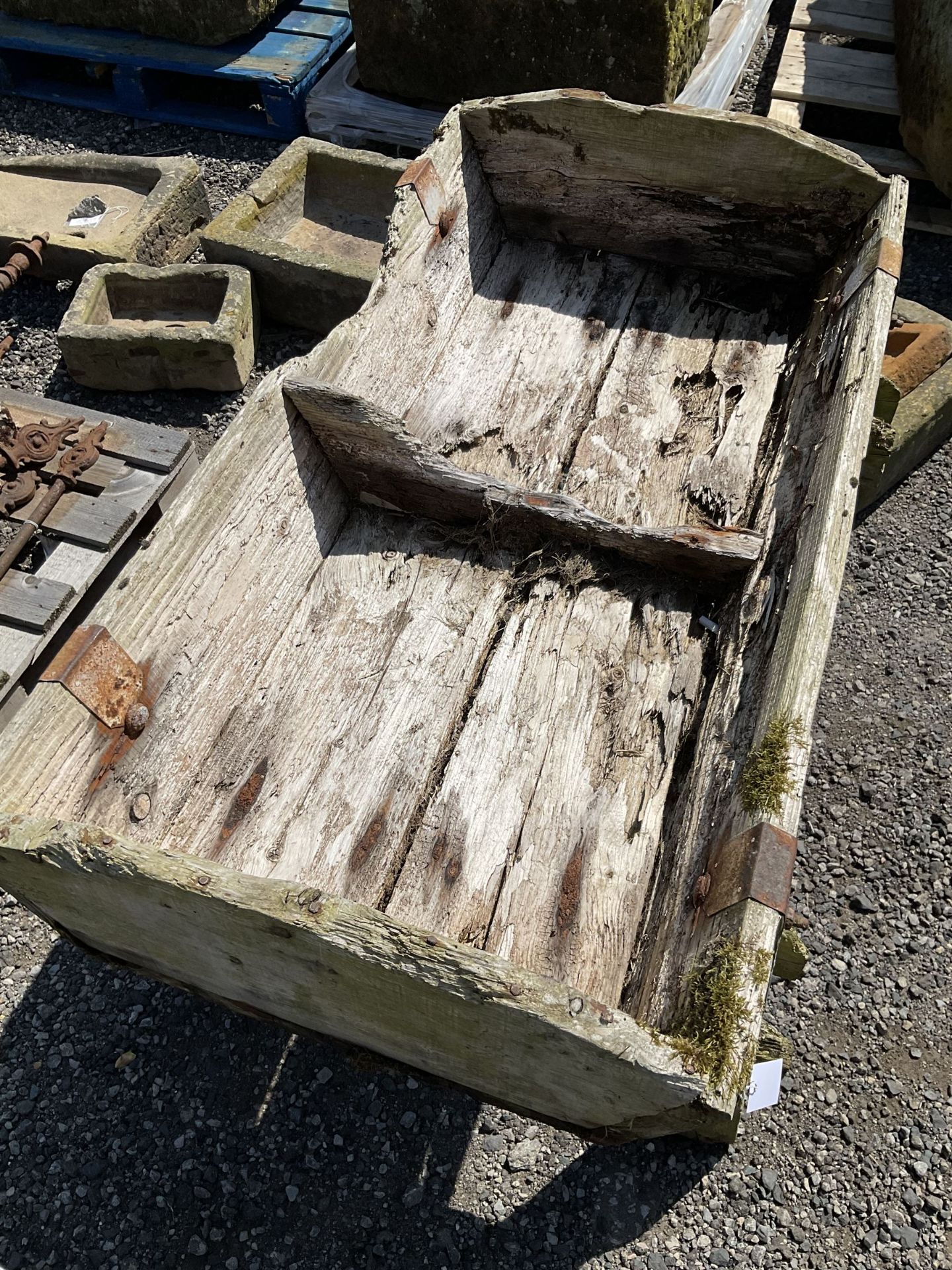 19th century weathered cow feeder trough - Image 4 of 4