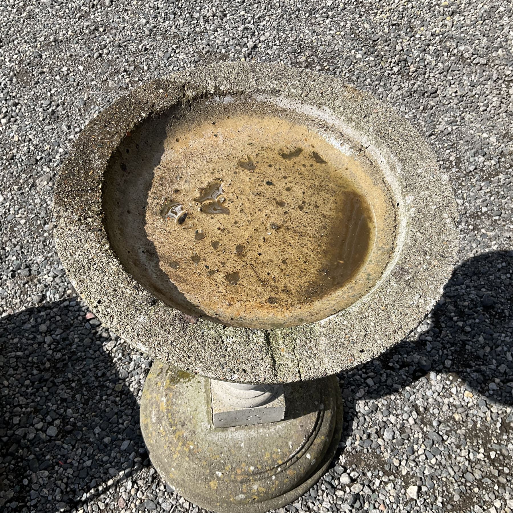 Cast stone bird bath and planters - THIS LOT IS TO BE COLLECTED BY APPOINTMENT FROM DUGGLEBY STORAG - Image 4 of 5