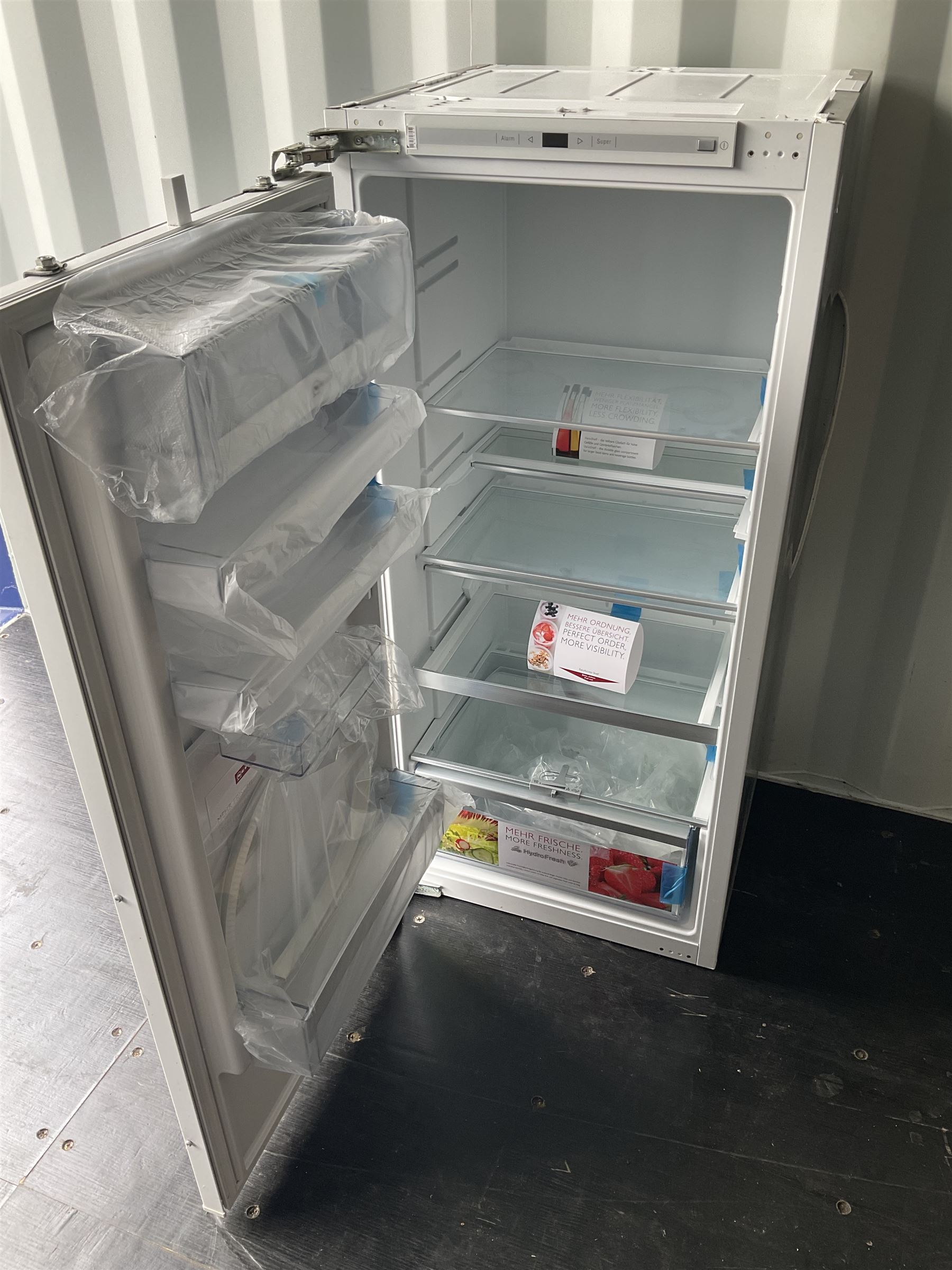 Integrated fridge/freezer - as new - Image 2 of 6