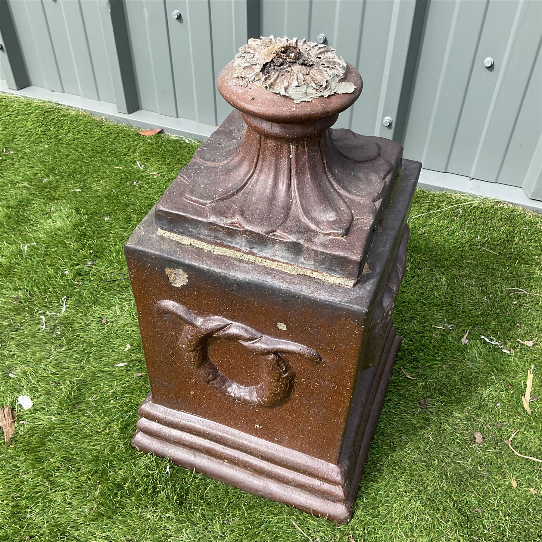 Terracotta garden urn on plinth - Image 6 of 6