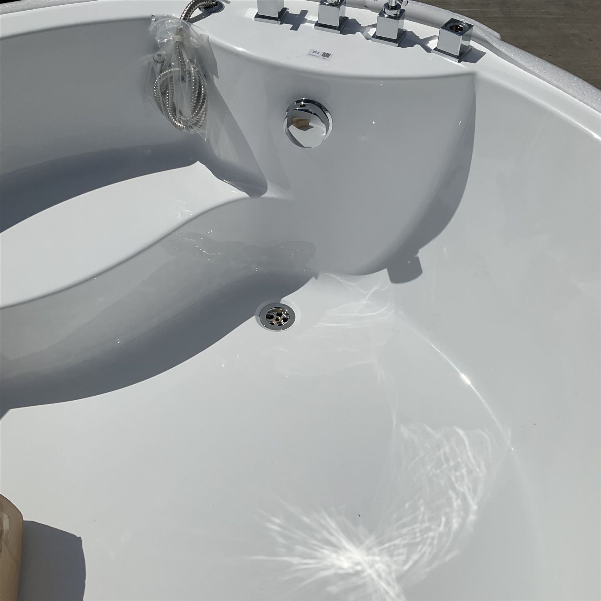 Fibreglass circular bath with accessories - Image 3 of 6