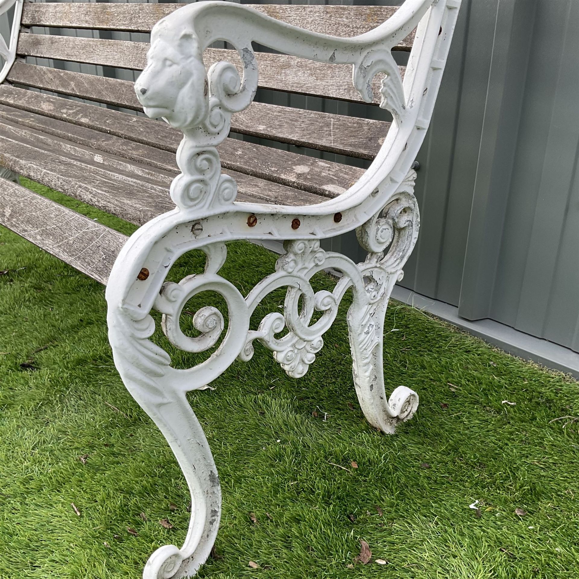Cast aluminium and wood slatted garden bench painted in white - THIS LOT IS TO BE COLLECTED BY APPO - Image 4 of 4