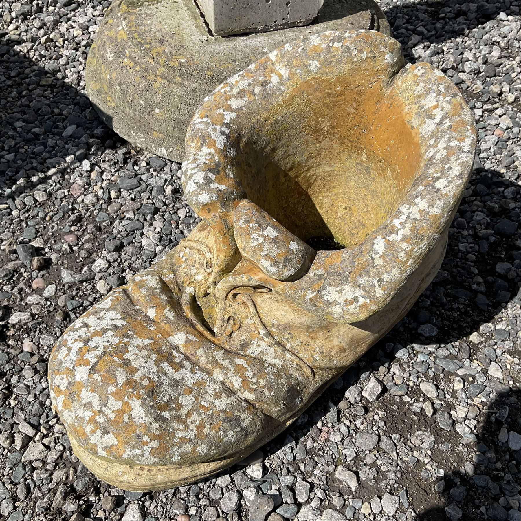 Cast stone bird bath and planters - THIS LOT IS TO BE COLLECTED BY APPOINTMENT FROM DUGGLEBY STORAG - Image 2 of 5