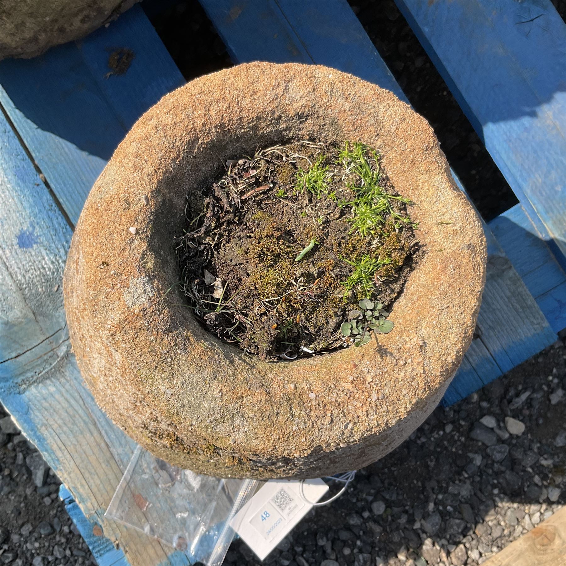 Small beehive shaped planter - Image 2 of 4