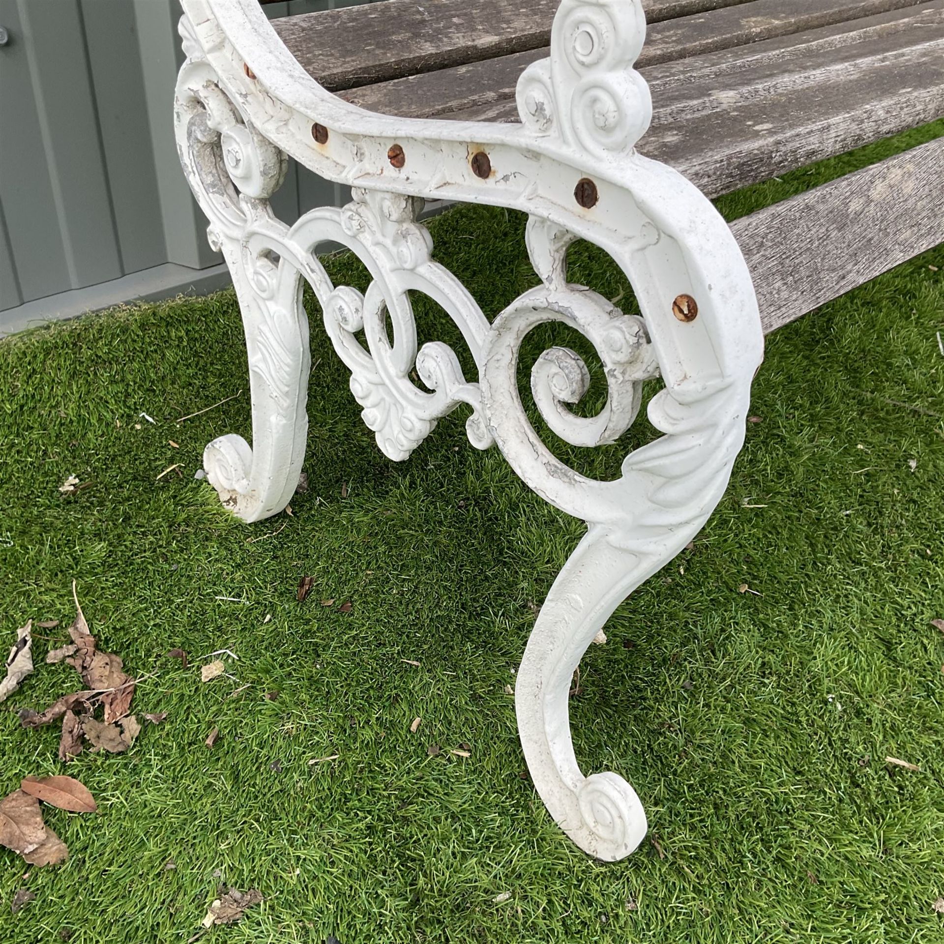 Cast aluminium and wood slatted garden bench painted in white - THIS LOT IS TO BE COLLECTED BY APPO - Image 3 of 4