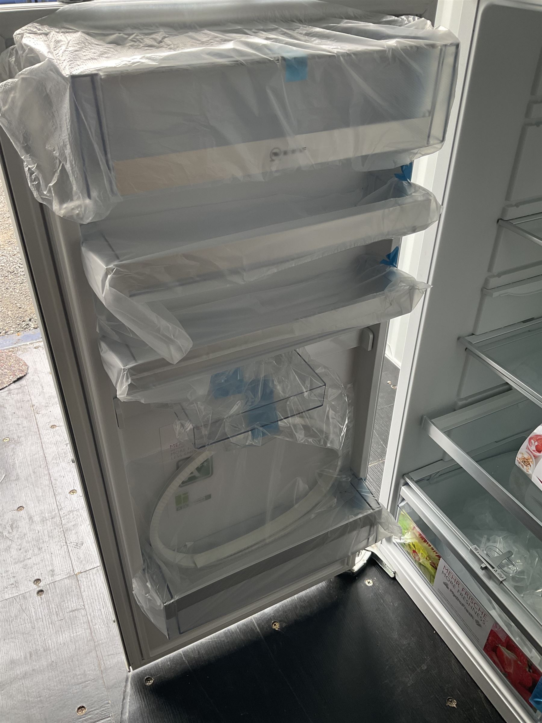 Integrated fridge/freezer - as new - Image 4 of 6